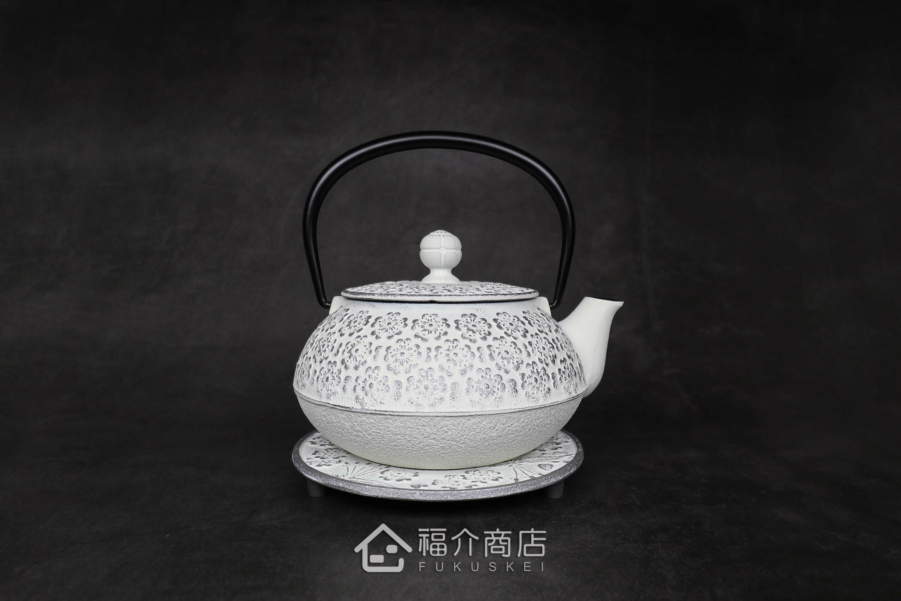 泡茶用的白色鐵壺黑色提把