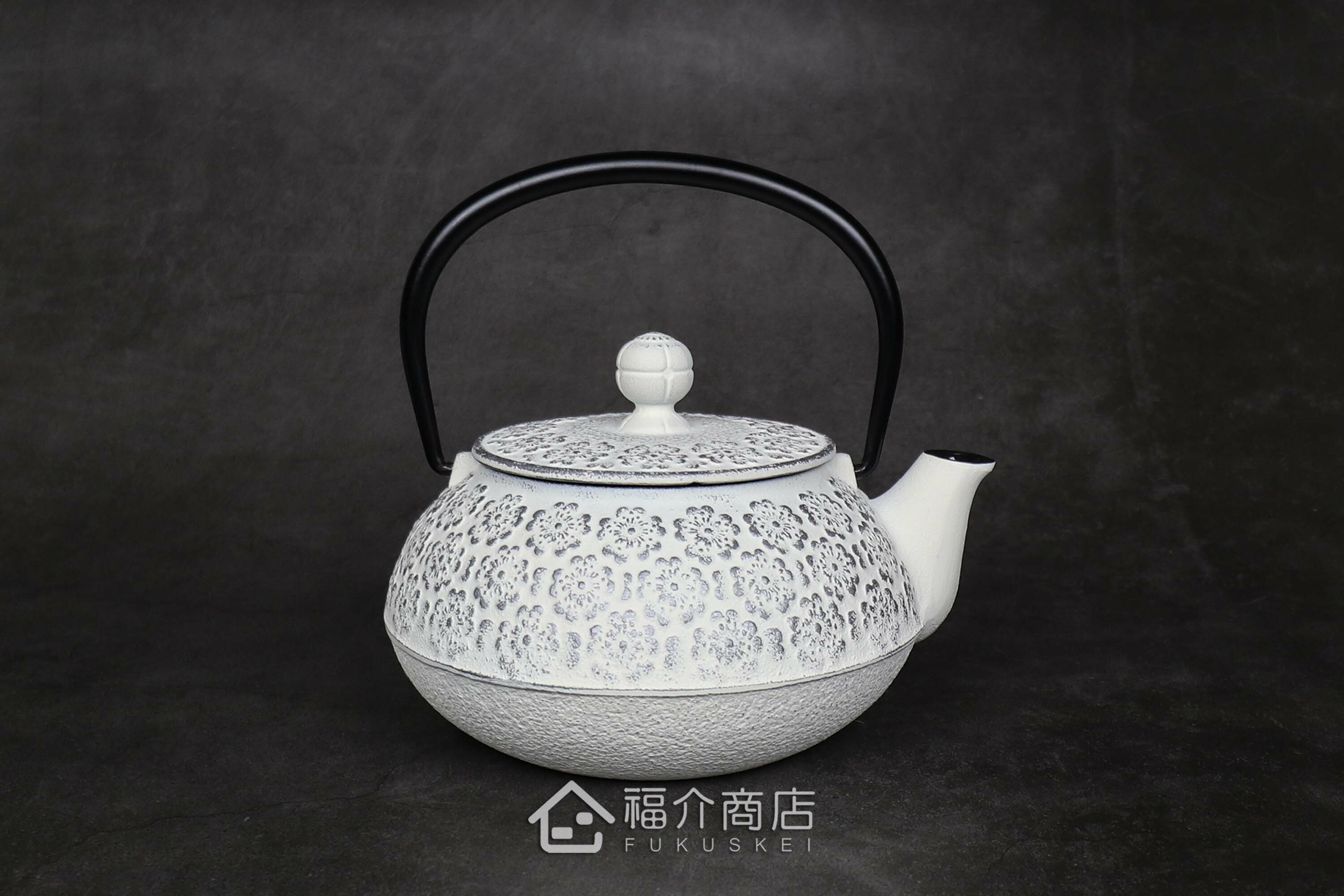 泡茶用的白色鐵壺黑色提把