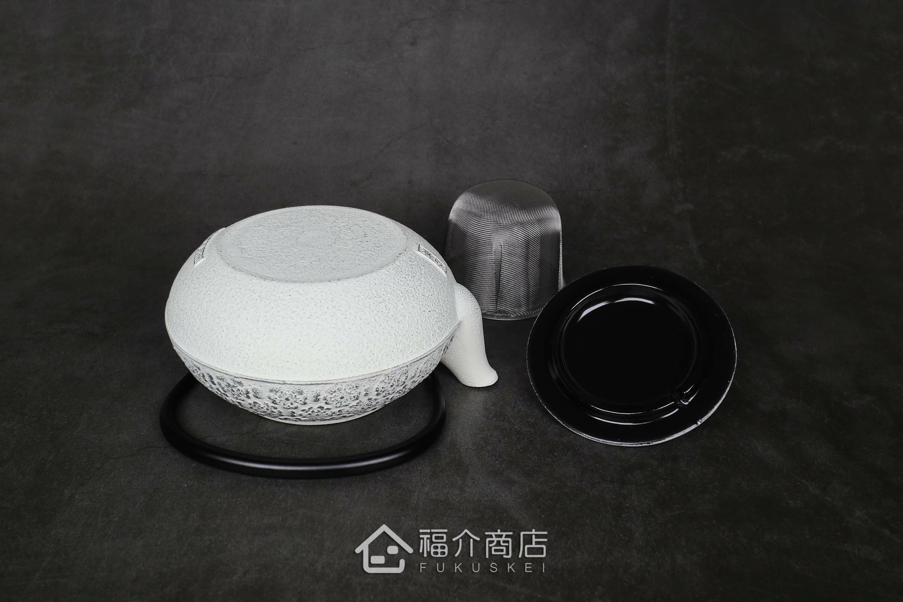 泡茶用的白色鐵壺黑色提把