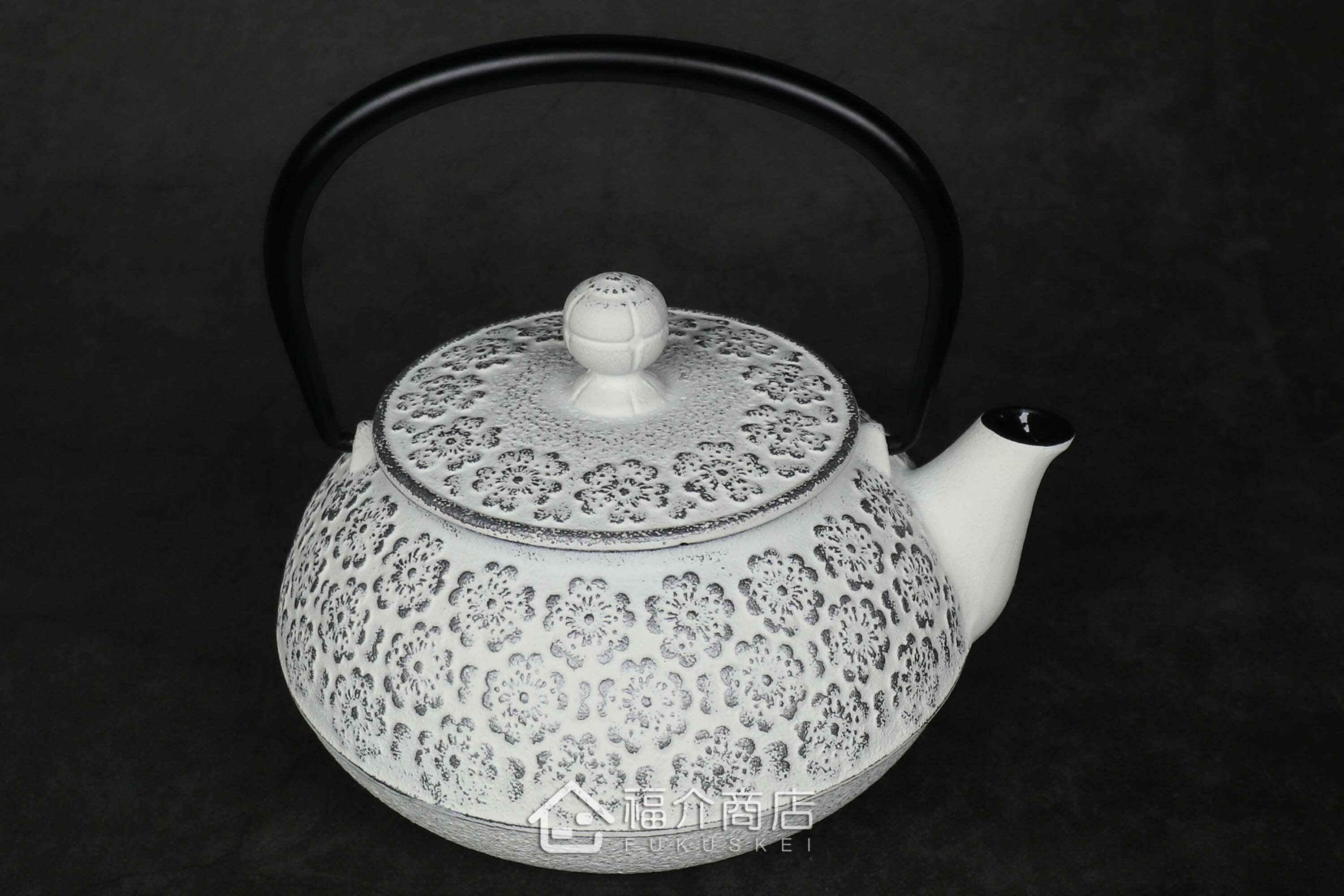 泡茶用的白色鐵壺黑色提把
