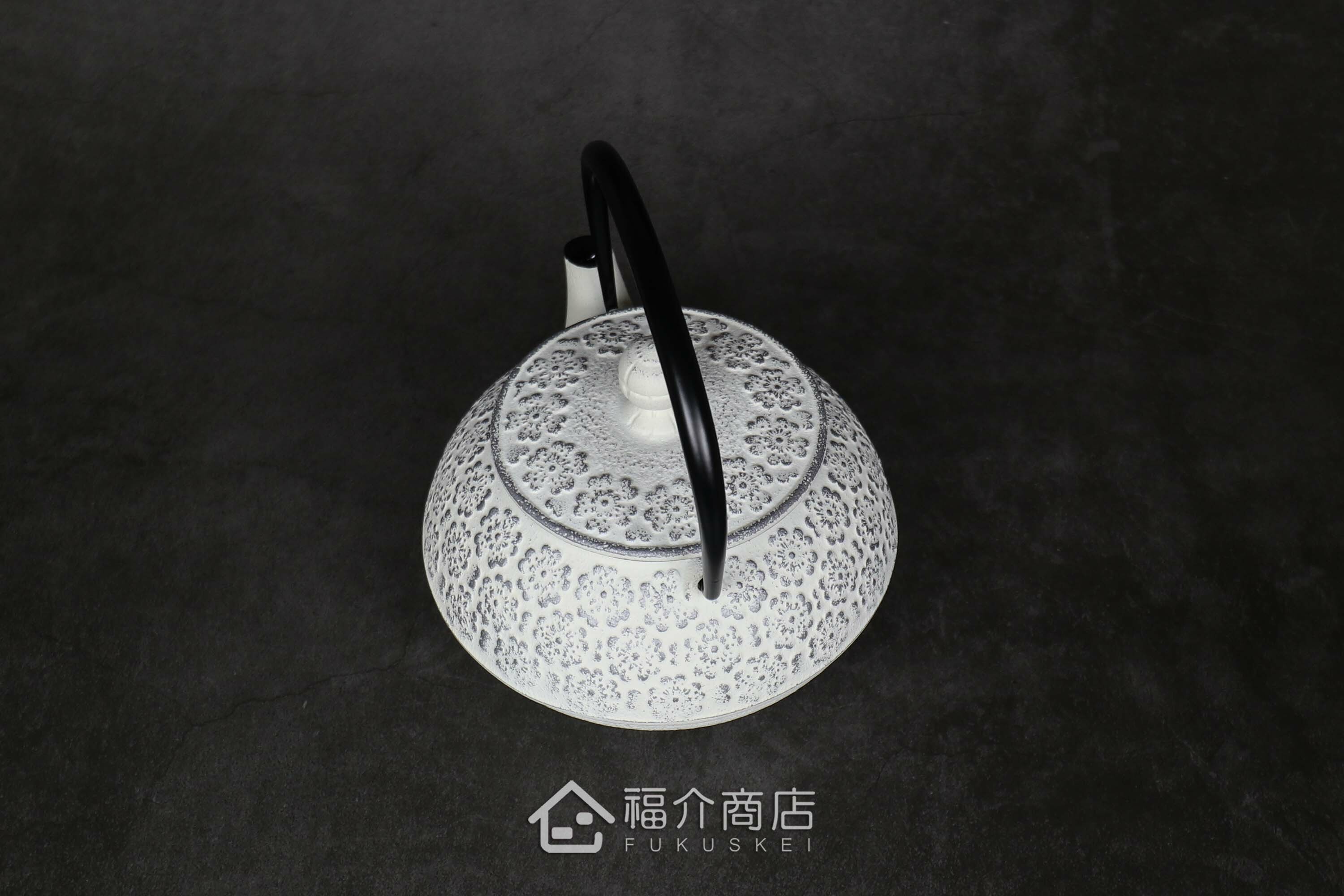 泡茶用的白色鐵壺黑色提把