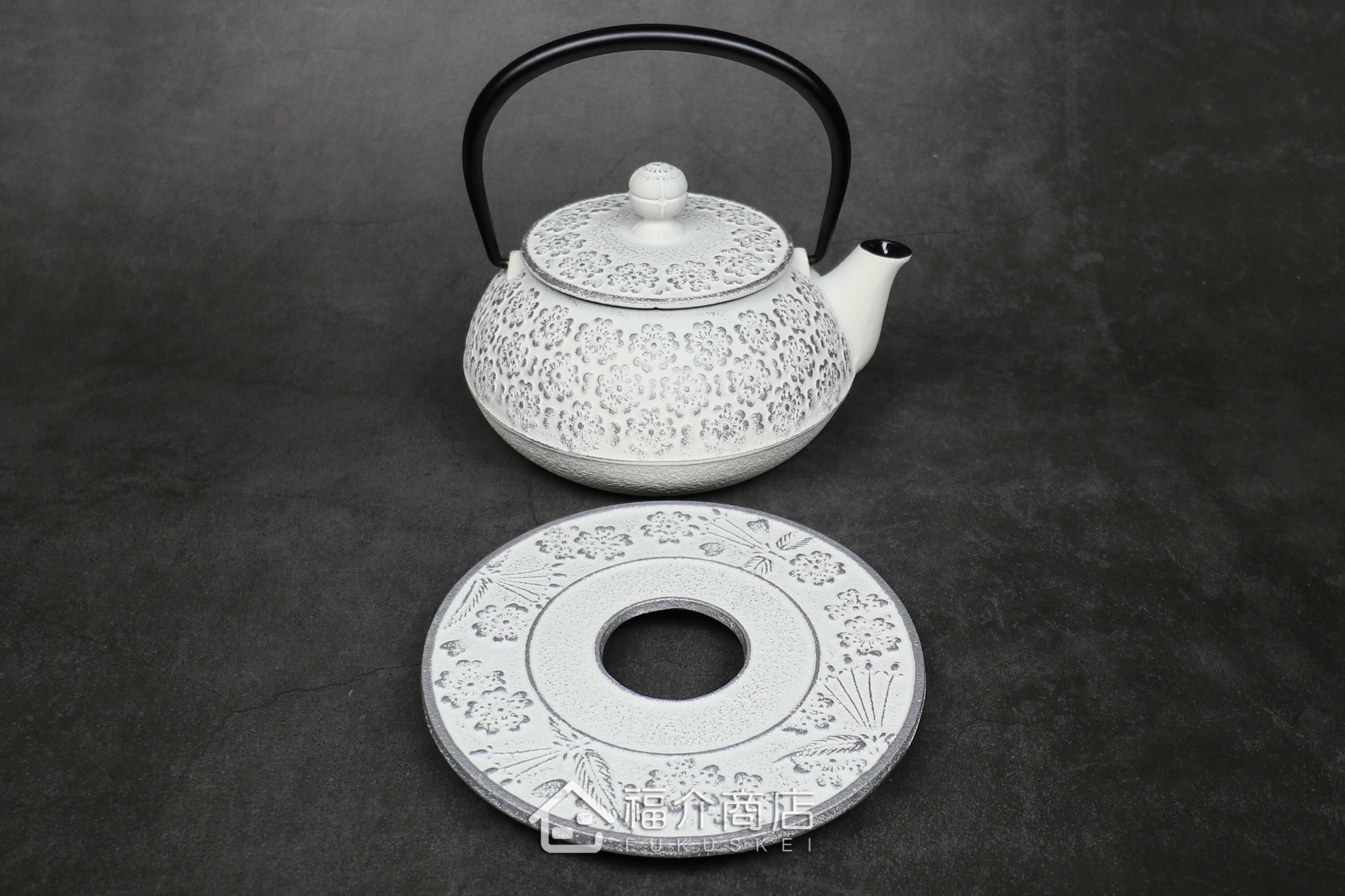 泡茶用的白色鐵壺黑色提把