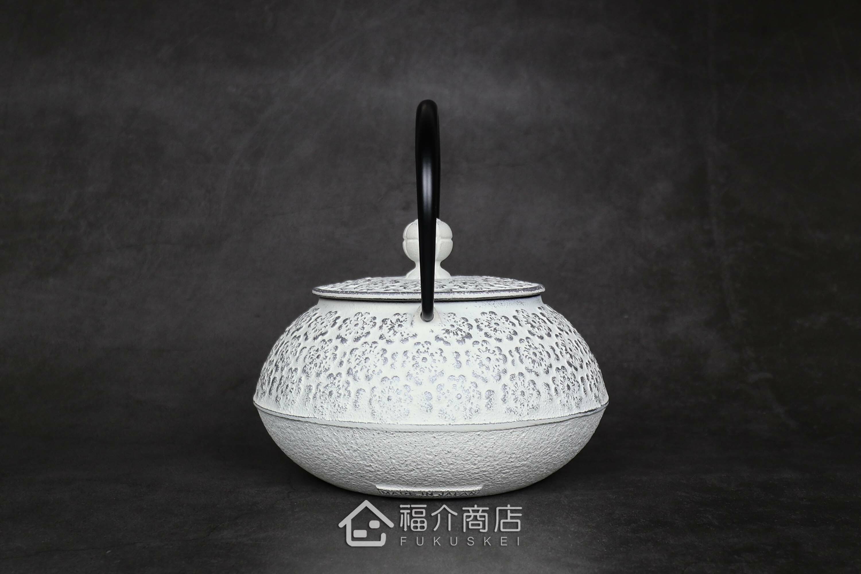 泡茶用的白色鐵壺黑色提把