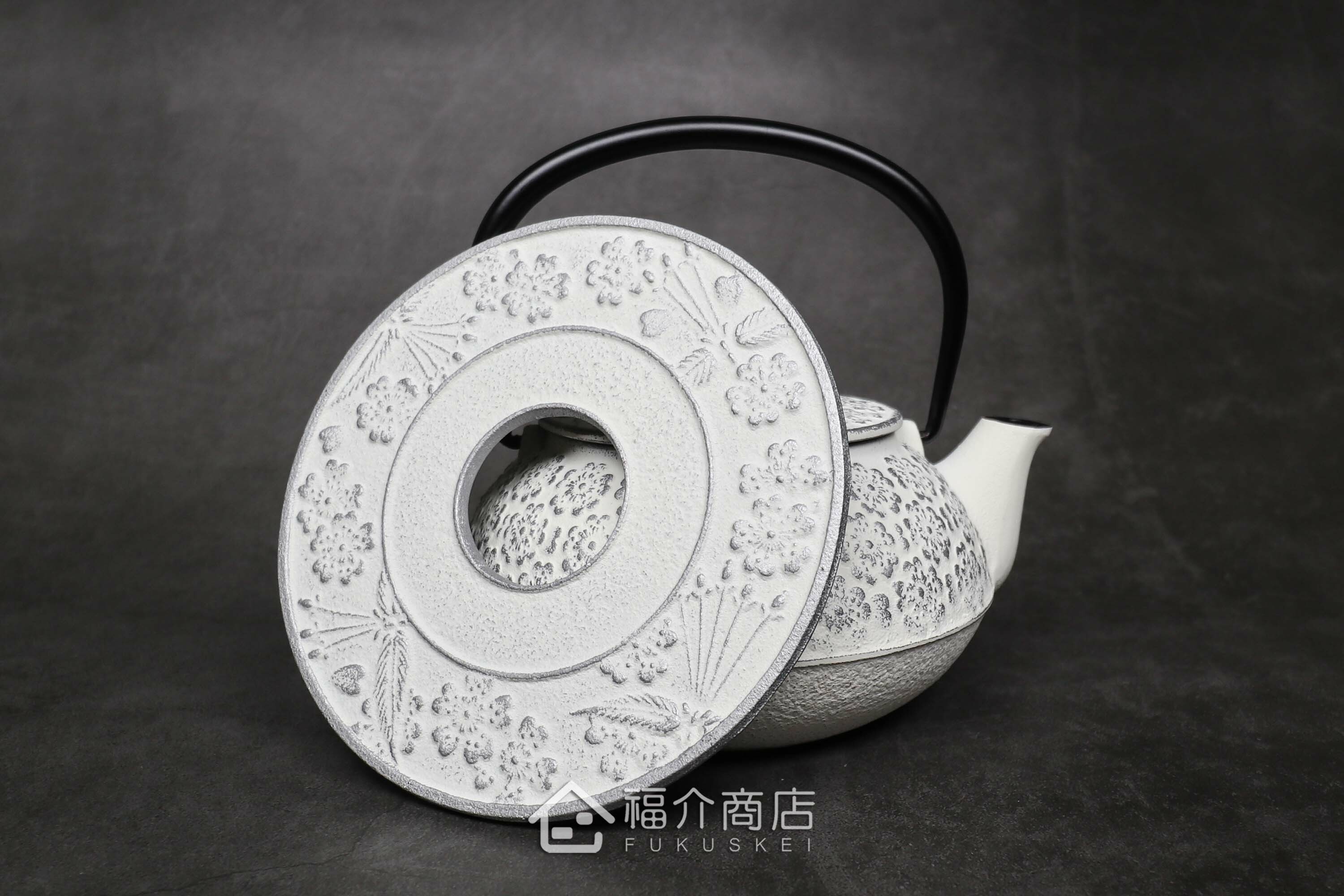 泡茶用的白色鐵壺黑色提把