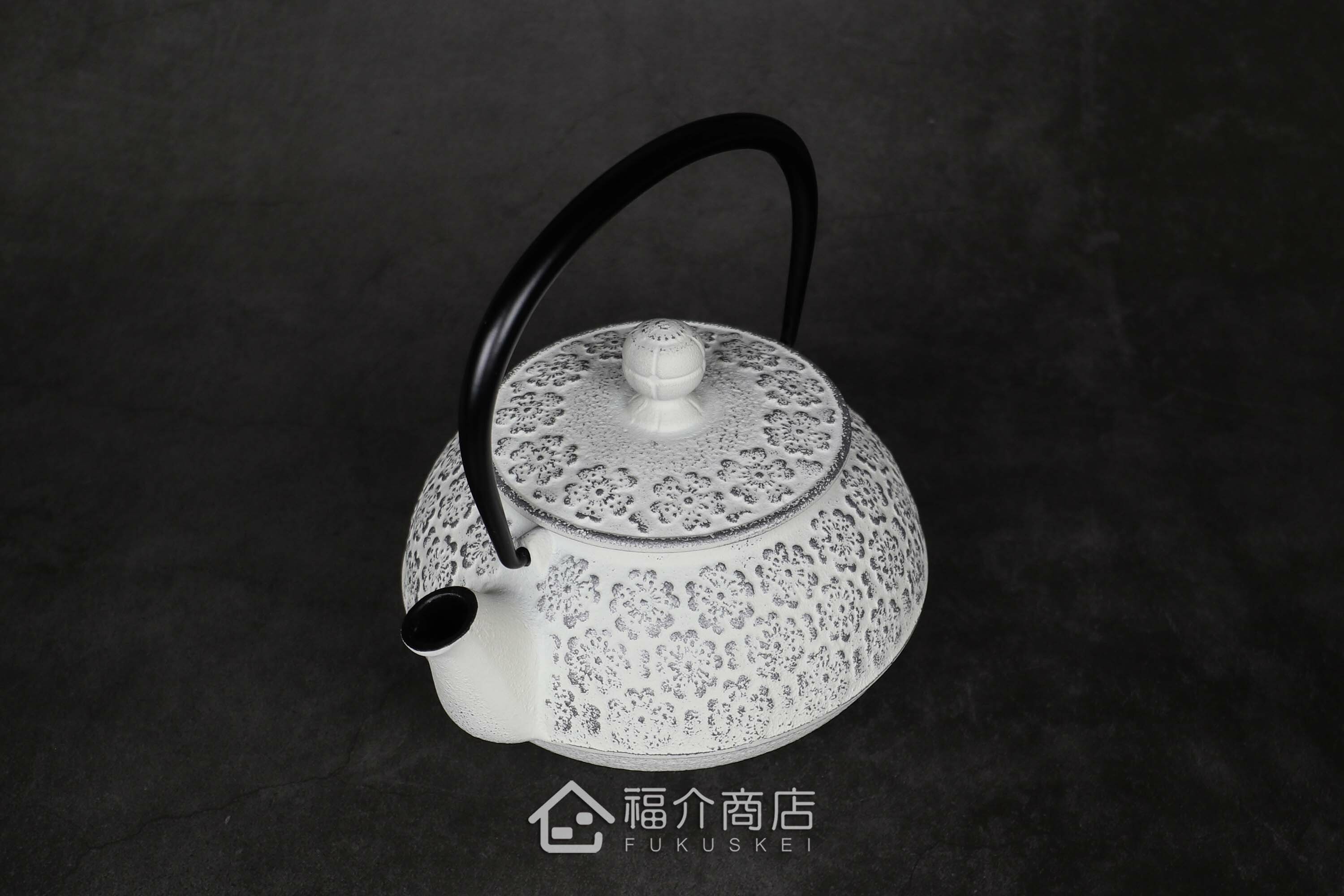 泡茶用的白色鐵壺黑色提把