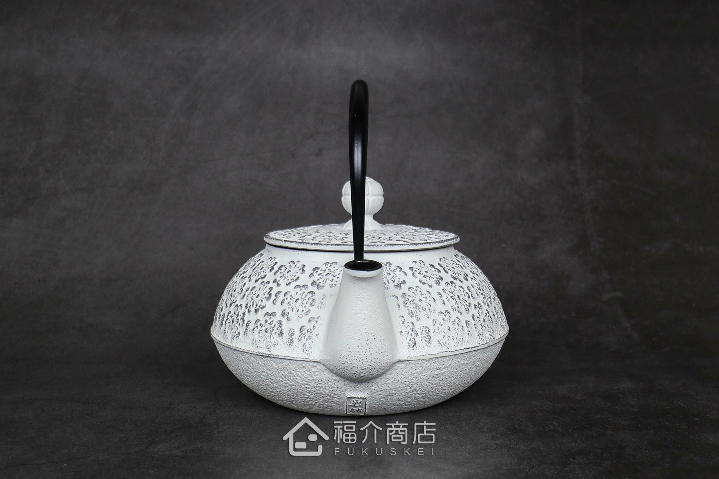 泡茶用的白色鐵壺黑色提把