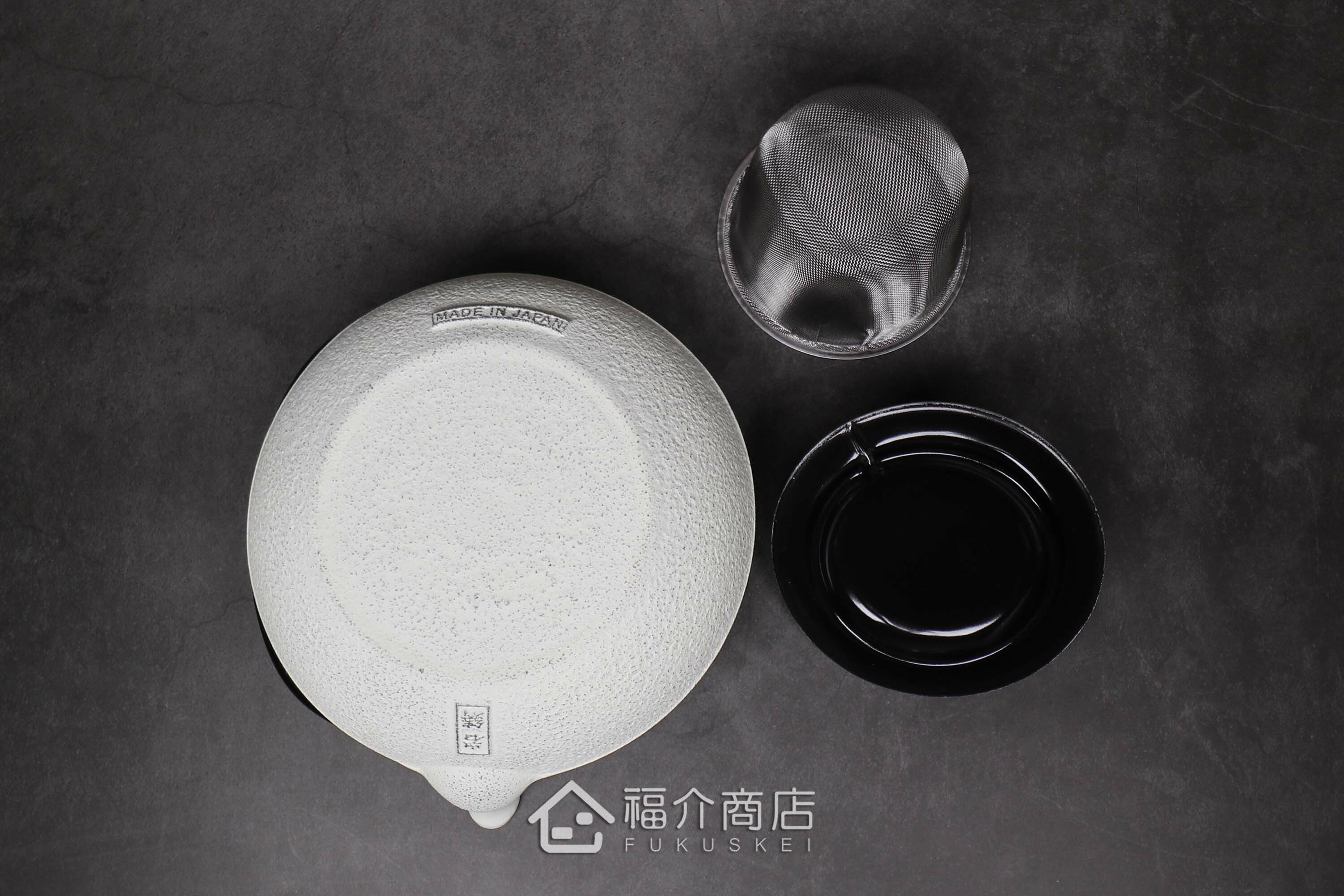 泡茶用的白色鐵壺黑色提把