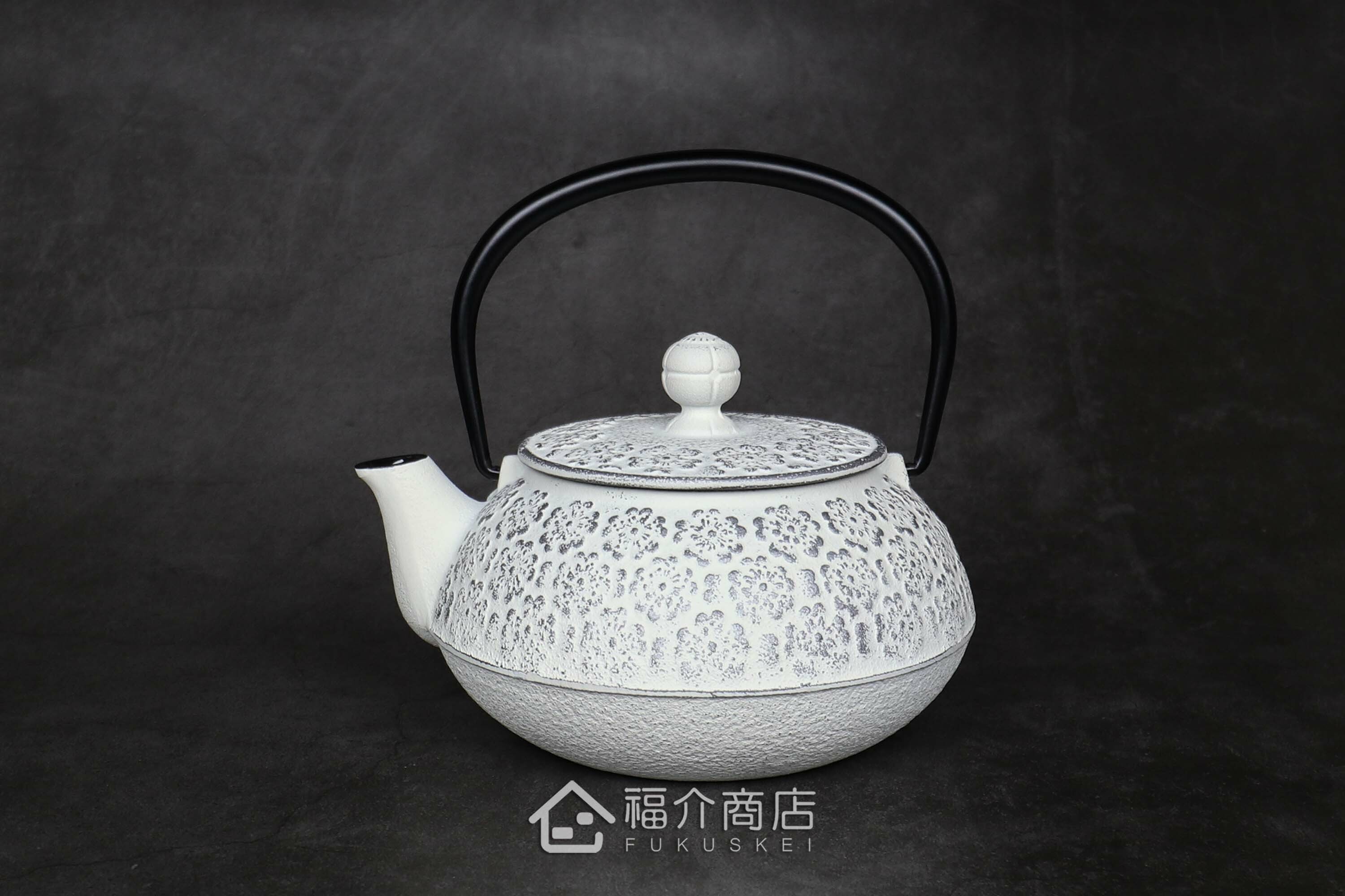 泡茶用的白色鐵壺黑色提把