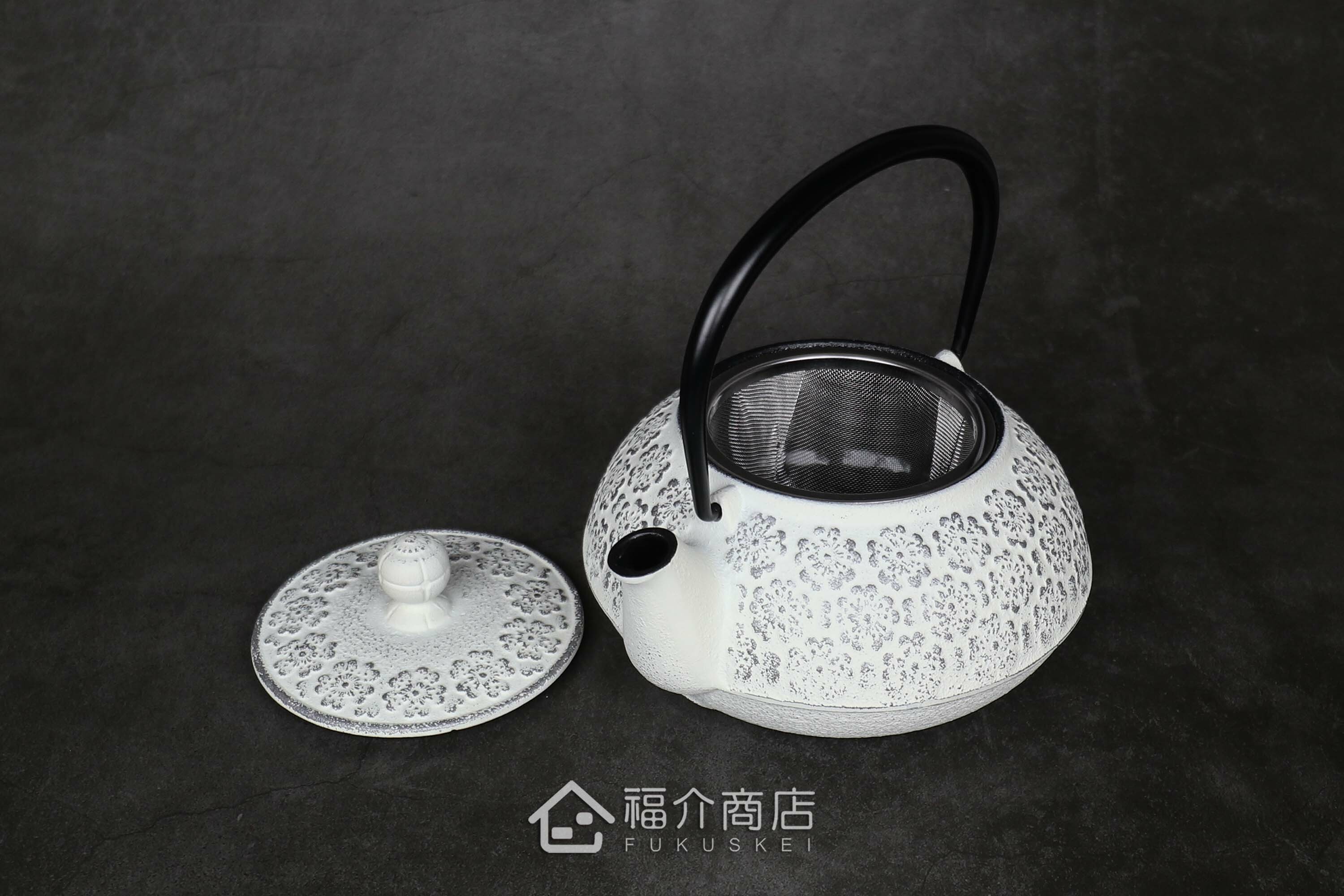 泡茶用的白色鐵壺黑色提把