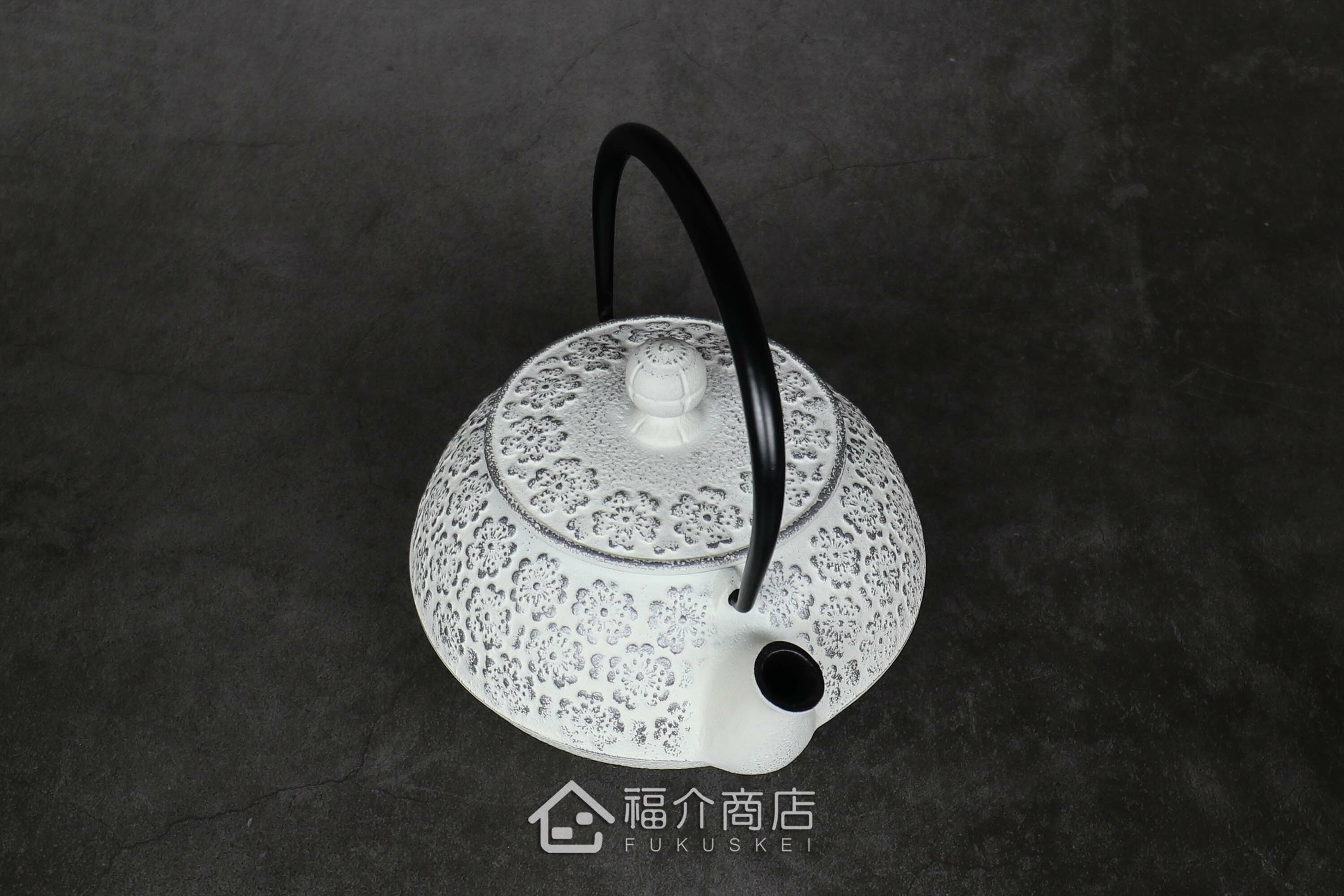 泡茶用的白色鐵壺黑色提把