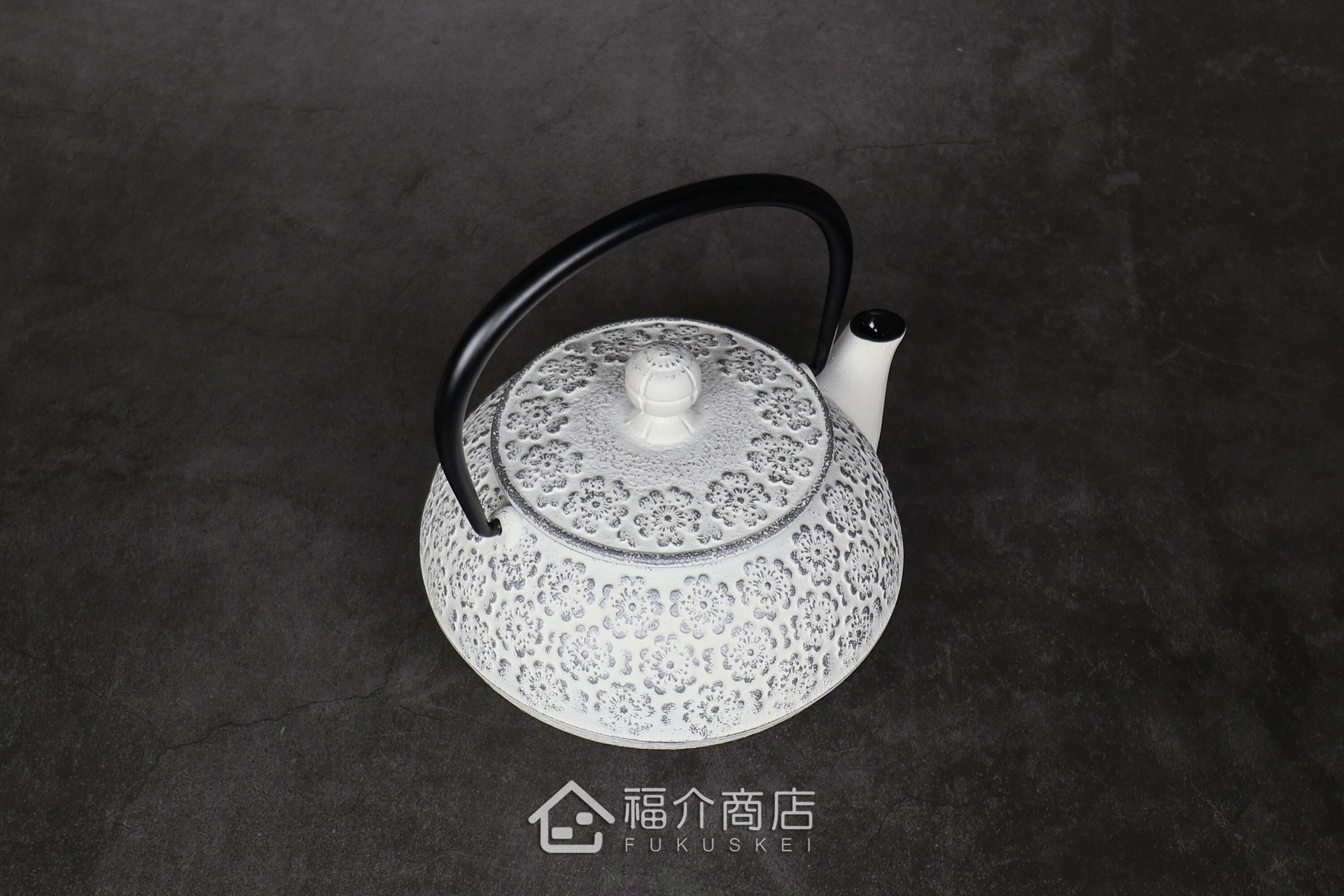 泡茶用的白色鐵壺黑色提把