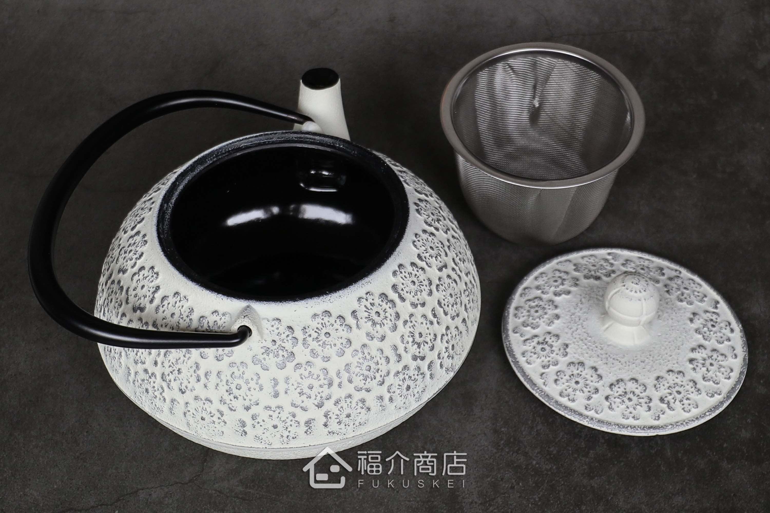 泡茶用的白色鐵壺黑色提把