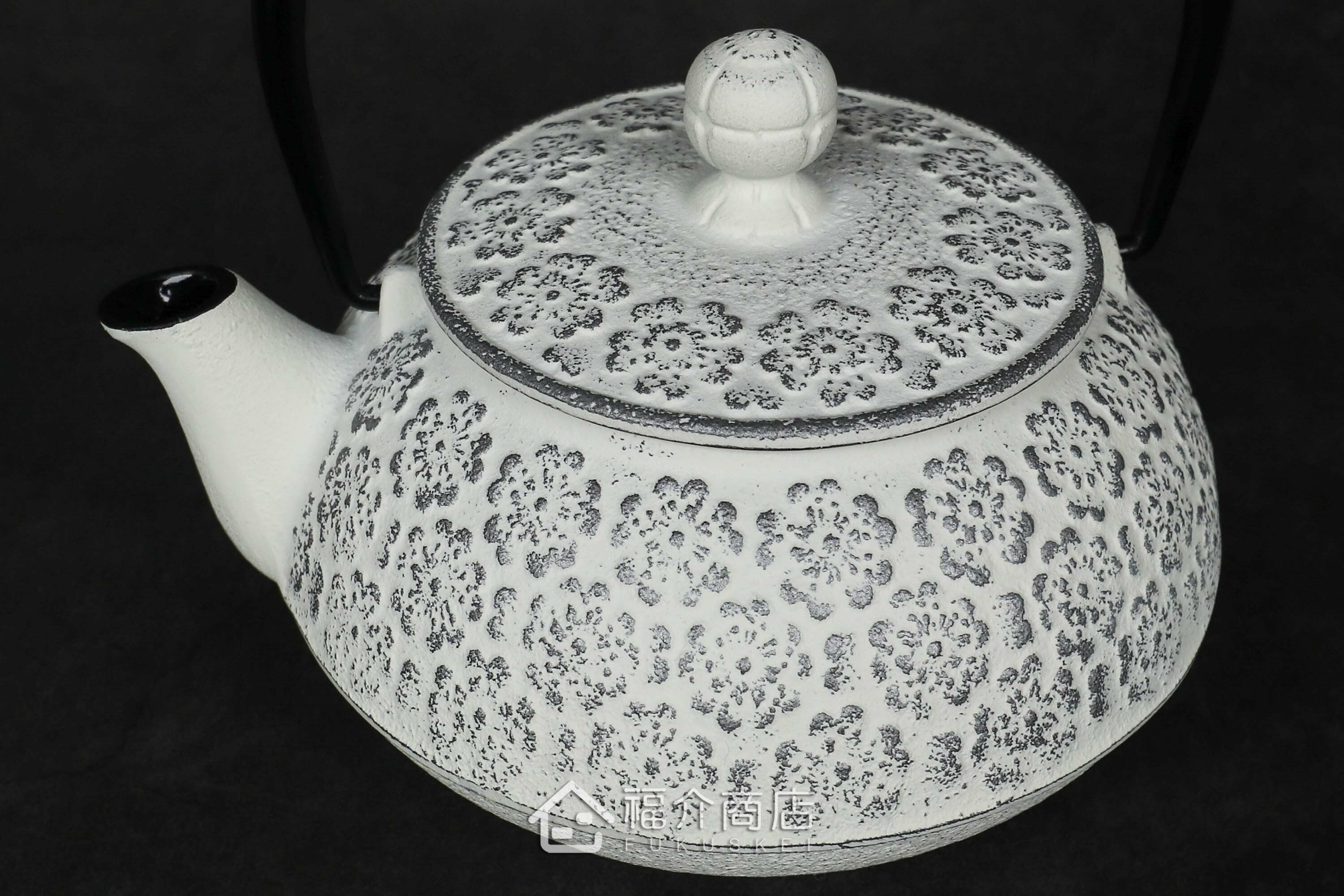 泡茶用的白色鐵壺黑色提把