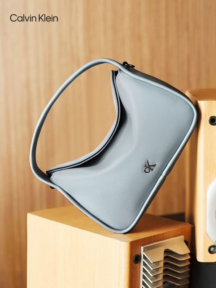 iSNEAKERS | CALVIN KLEIN 枕頭方包 手提/肩背兩用 四色