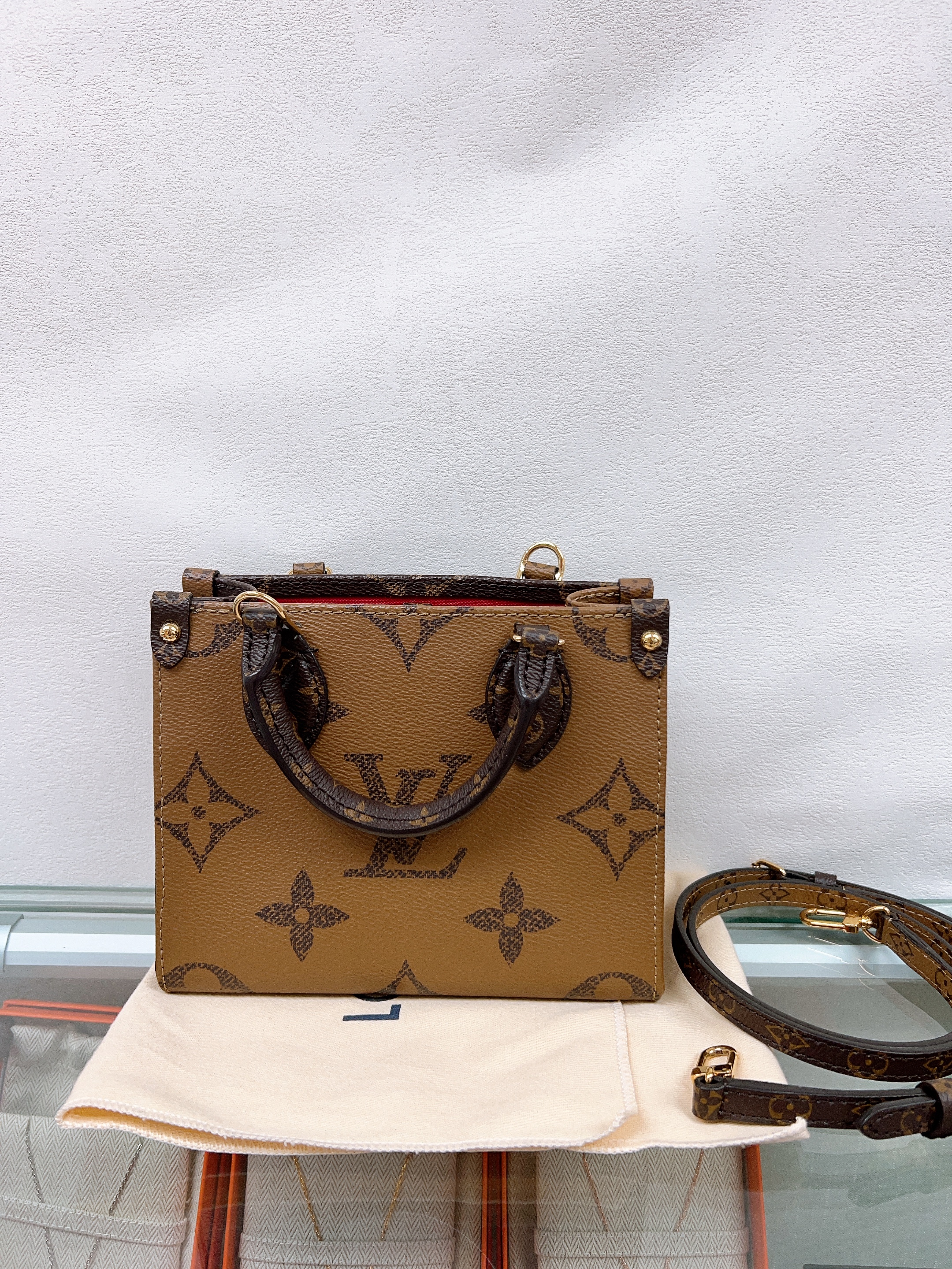 Lv onthego tote bb (brown monogram)