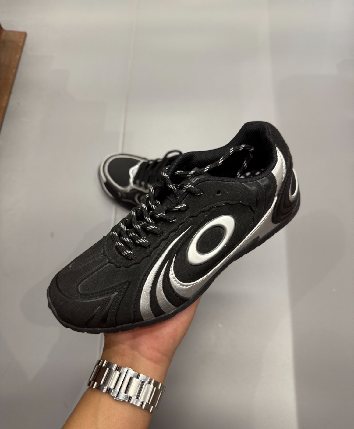 OLD ORDER 女款網布薄底休閒鞋（黑銀色）