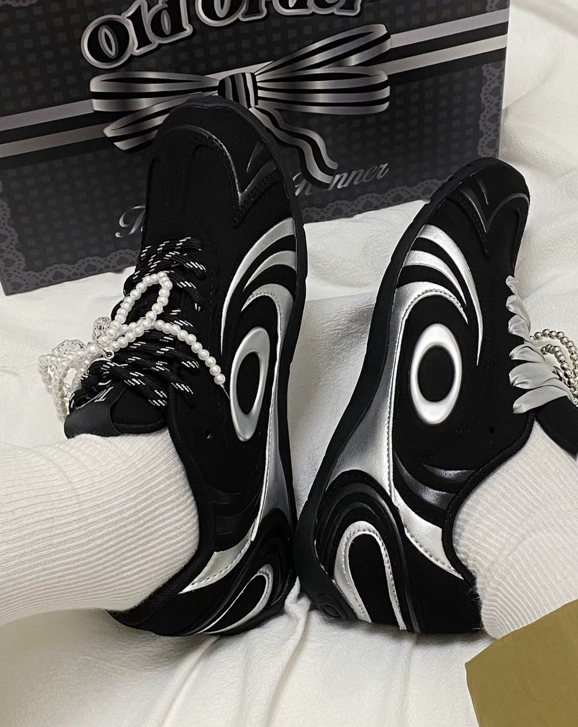 OLD ORDER 女款網布薄底休閒鞋（黑銀色）