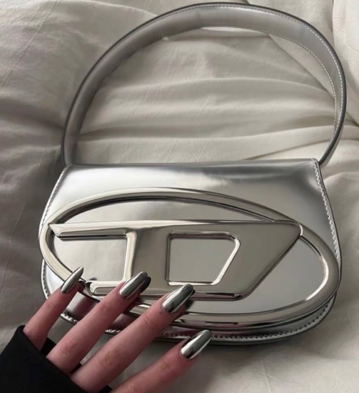 DIESEL 1DR 銀色亮面牛皮革手袋（可調節斜背/腋下包）