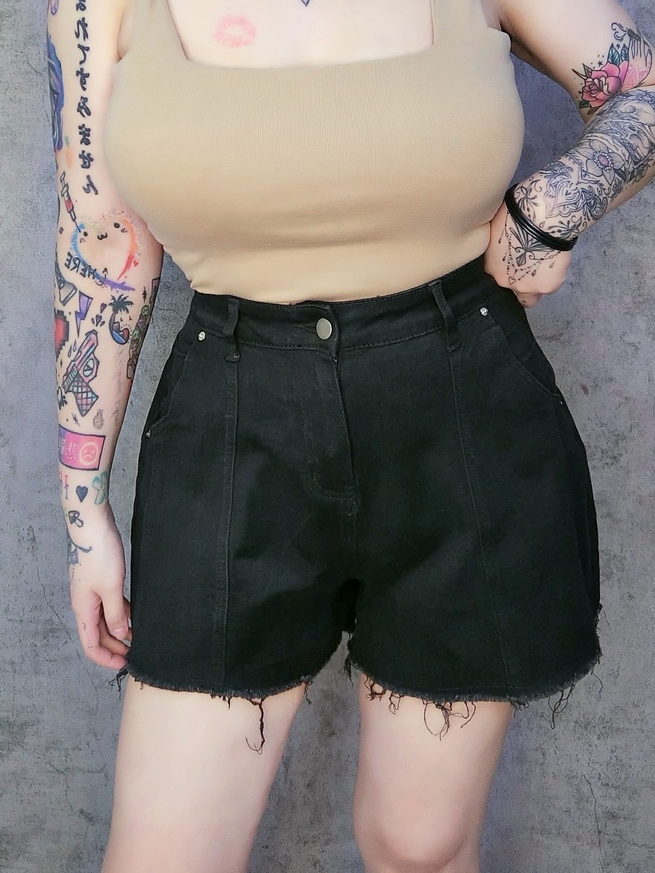 立體剪裁割線抽鬚短褲