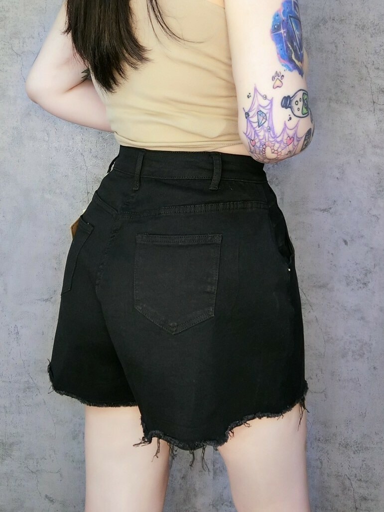 立體剪裁割線抽鬚短褲