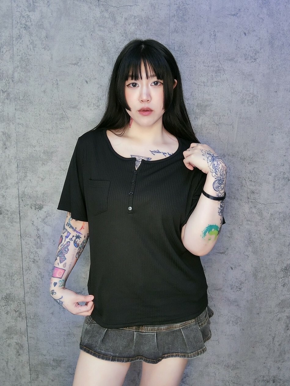 舒適極簡風V釦上衣