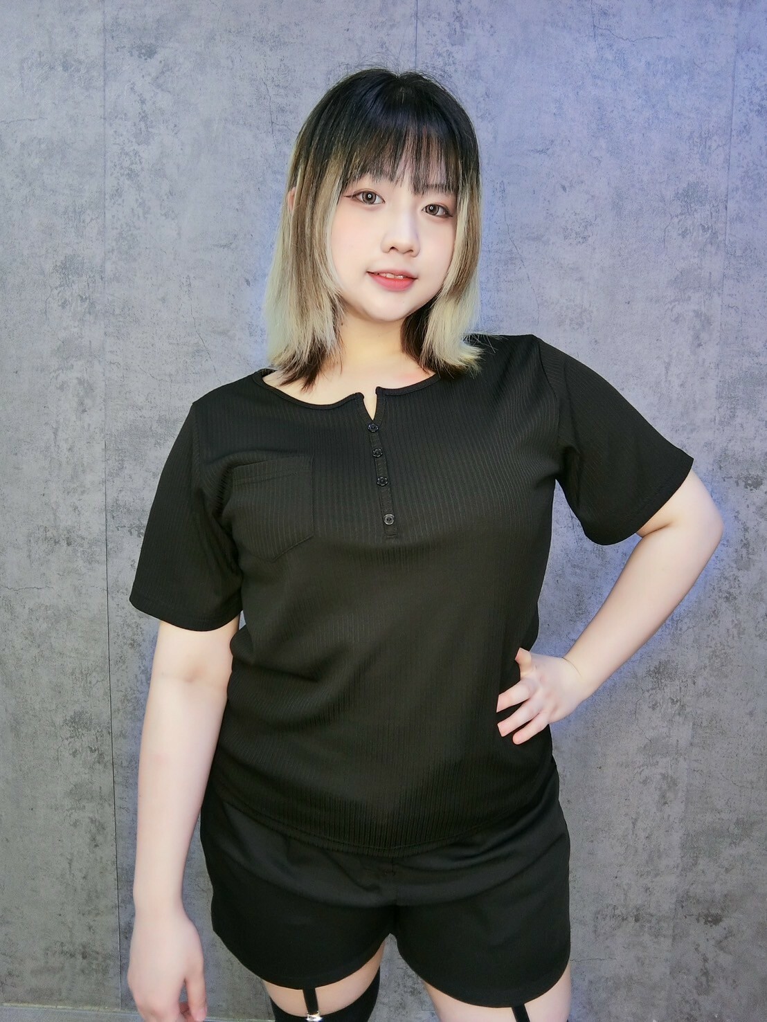 舒適極簡風V釦上衣