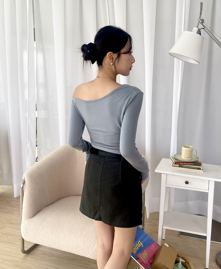 小露香肩百搭上衣