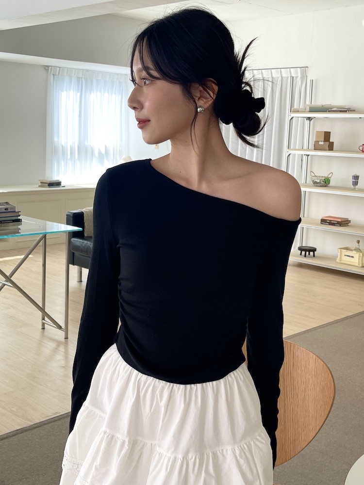 小露香肩百搭上衣