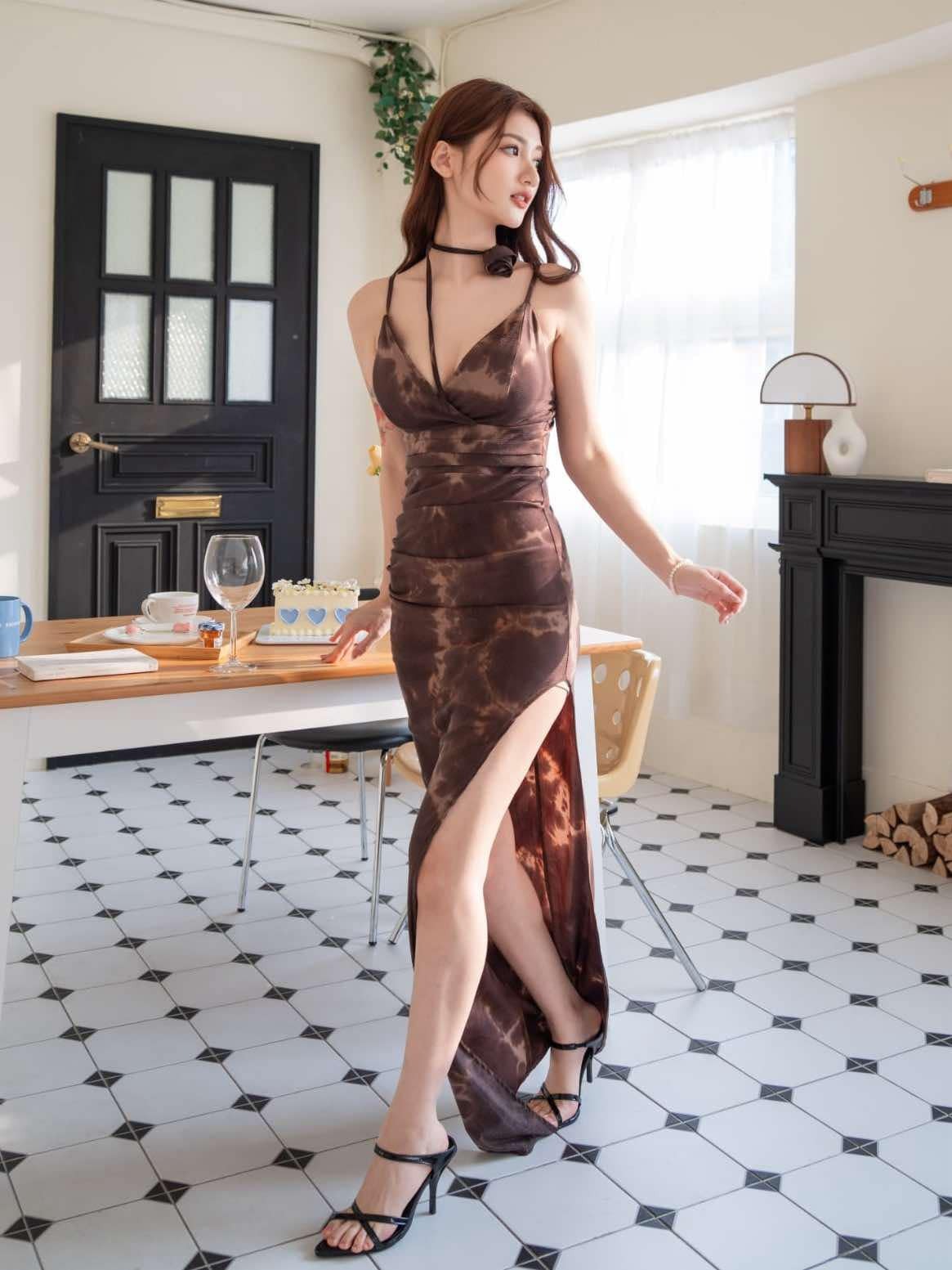 🤍渲染亮絲開衩繫帶長洋裝（咖啡色均碼）附帶子一條