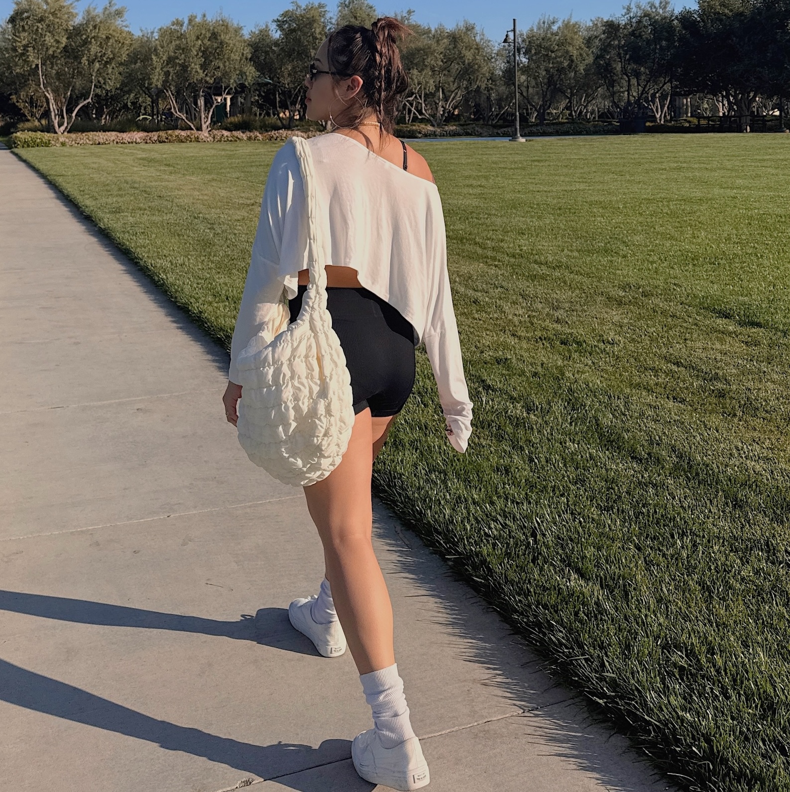 純白慵懶感大領口Tee