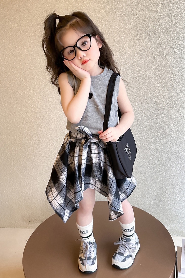 愛心無袖背心+不規則格子裙