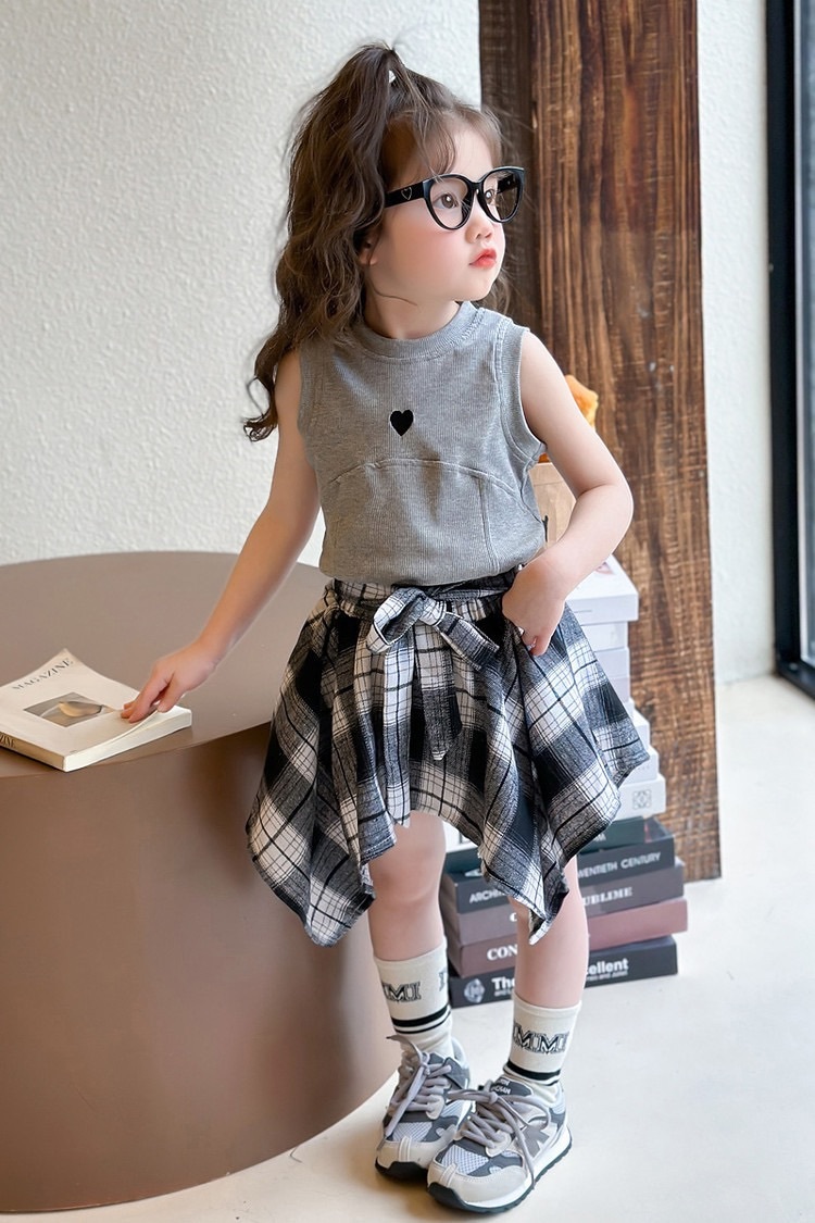 愛心無袖背心+不規則格子裙