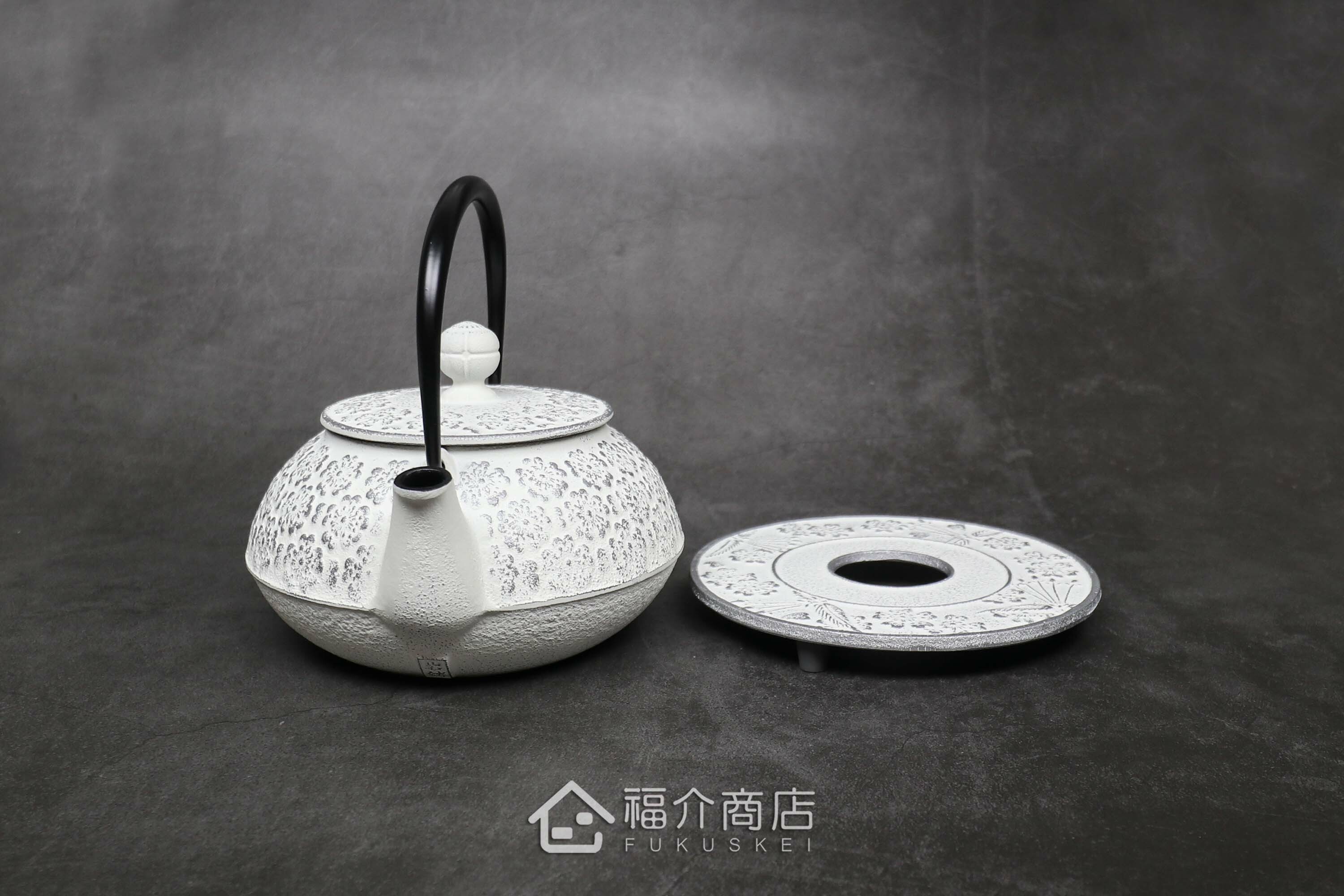 放茶壺或鍋子的白色櫻花造型鑄鐵隔熱墊