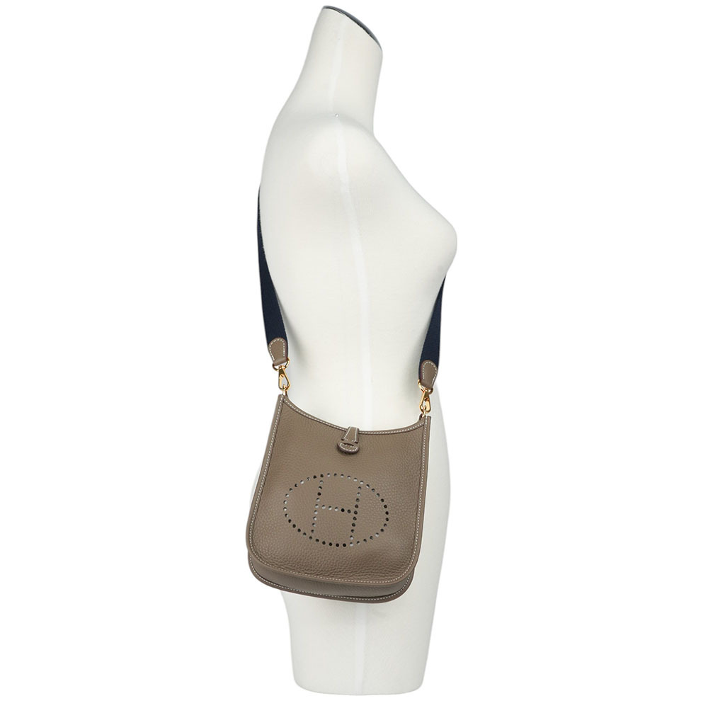 【HERMES】金釦 TC皮 MINI EVELYNE 16 斜背包(大象灰/深藍背帶)H069426CCBF