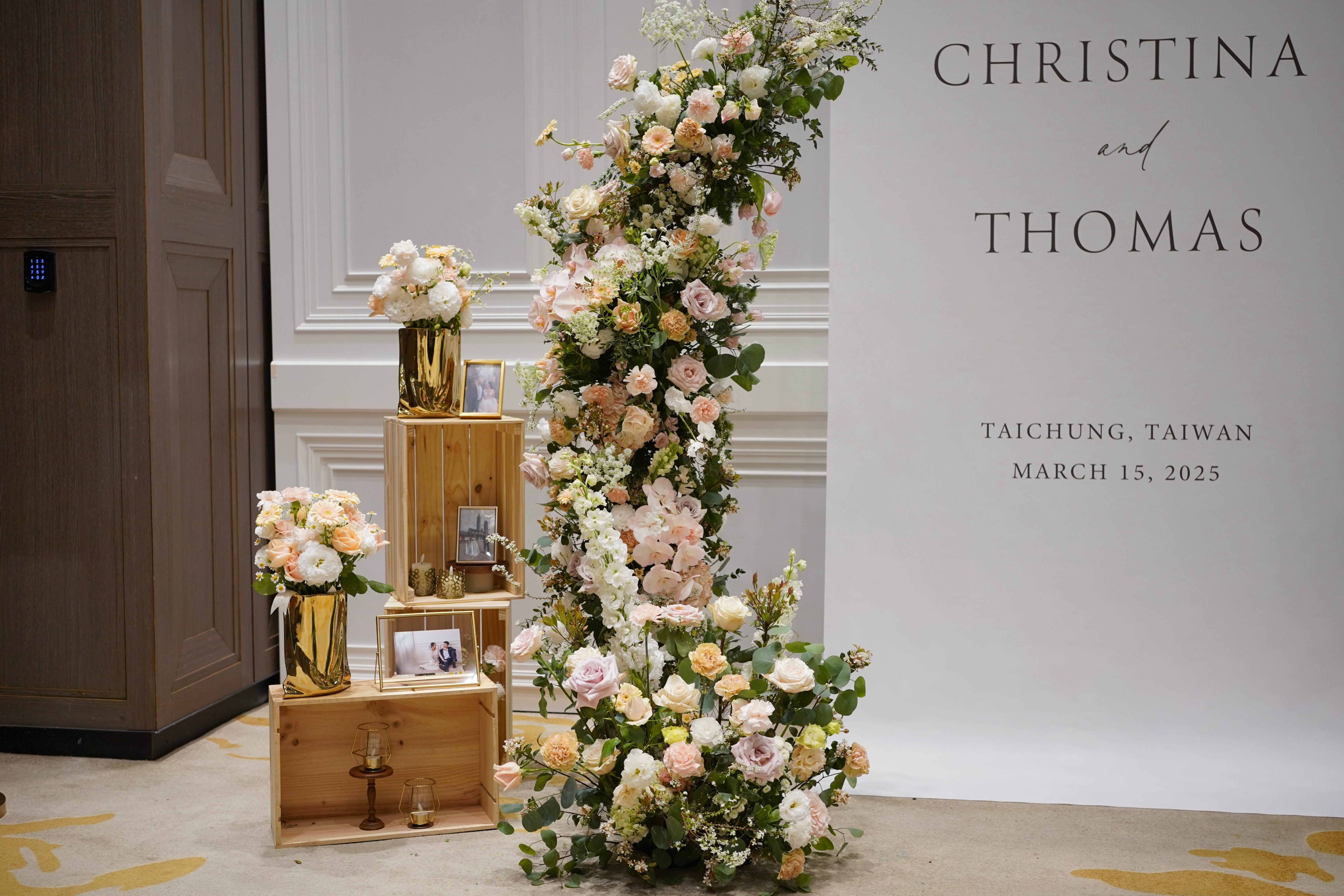 Blooming.sein 林粼花藝設計 婚禮佈置 鮮花佈置 不對稱拱門 拍照背景