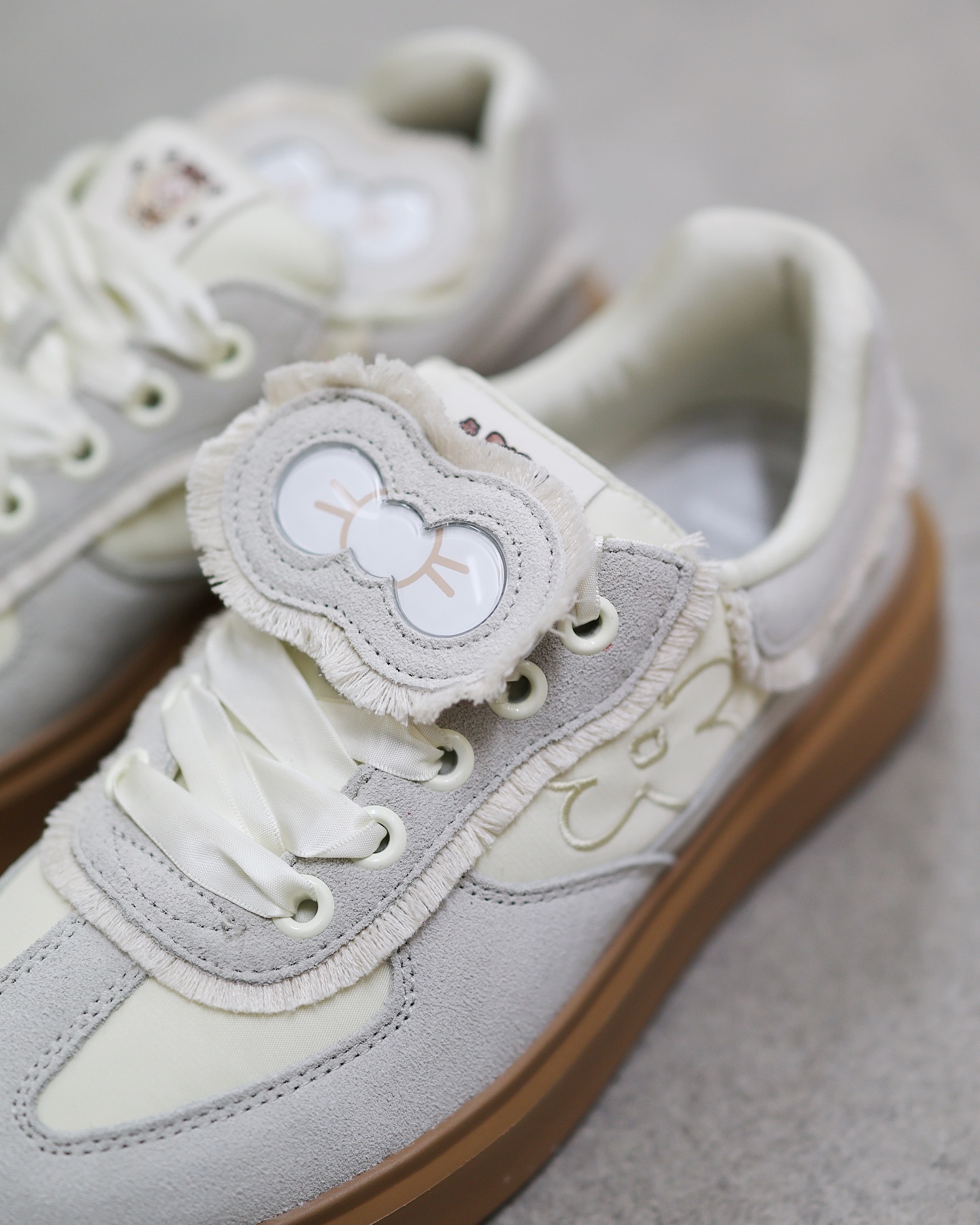 WE FLOWER 聯名小花鞋德訓鞋  CREAM 奶茶米白色 生膠底
