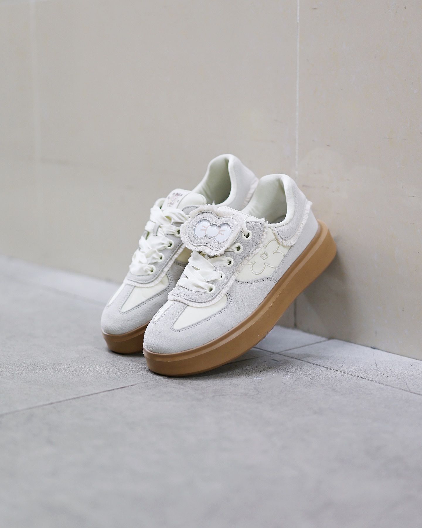 WE FLOWER 聯名小花鞋德訓鞋  CREAM 奶茶米白色 生膠底
