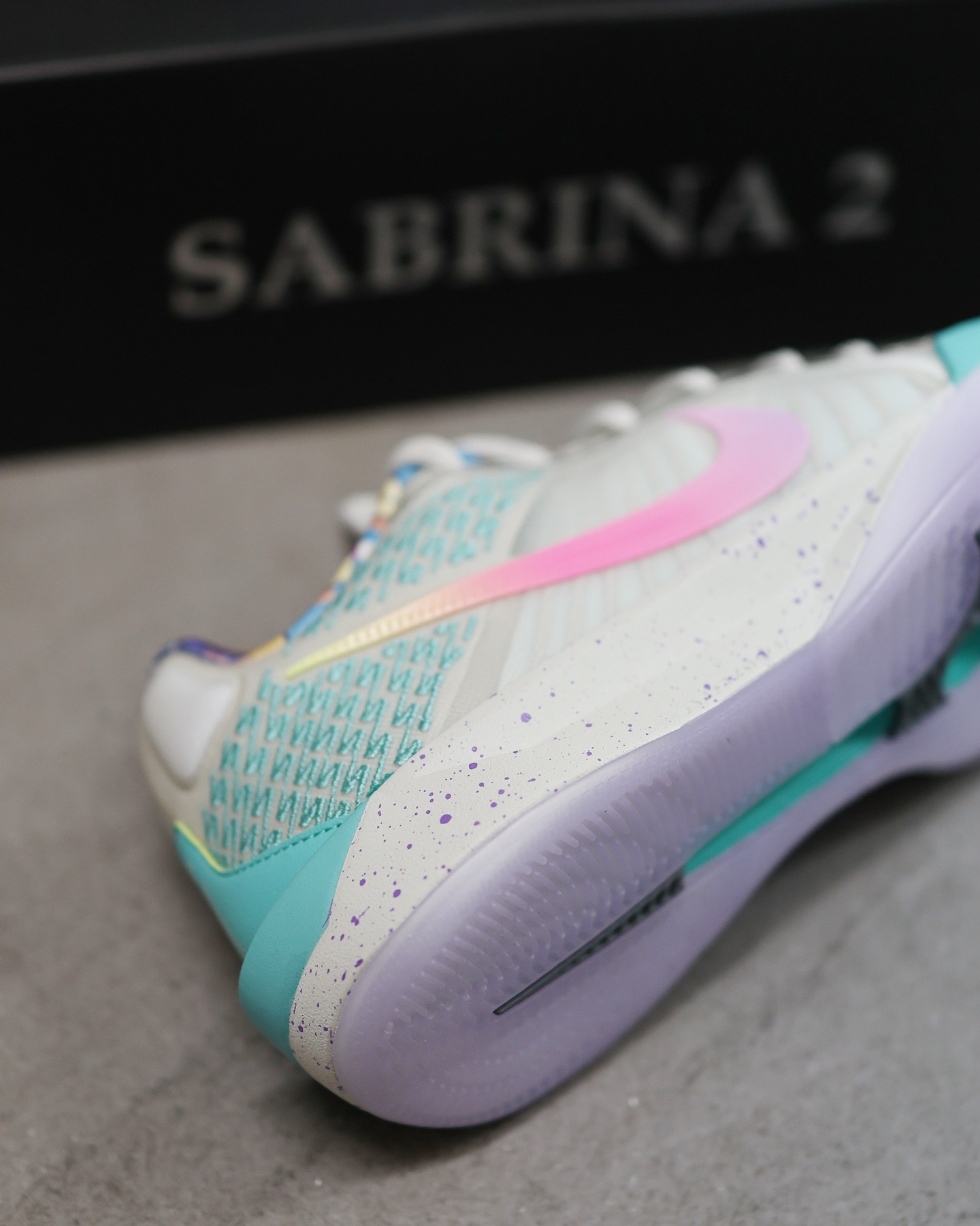 Nike Sabrina 2 x Titan 22 “Light Bone 米色粉黃漸層藍綠 HQ1846-001