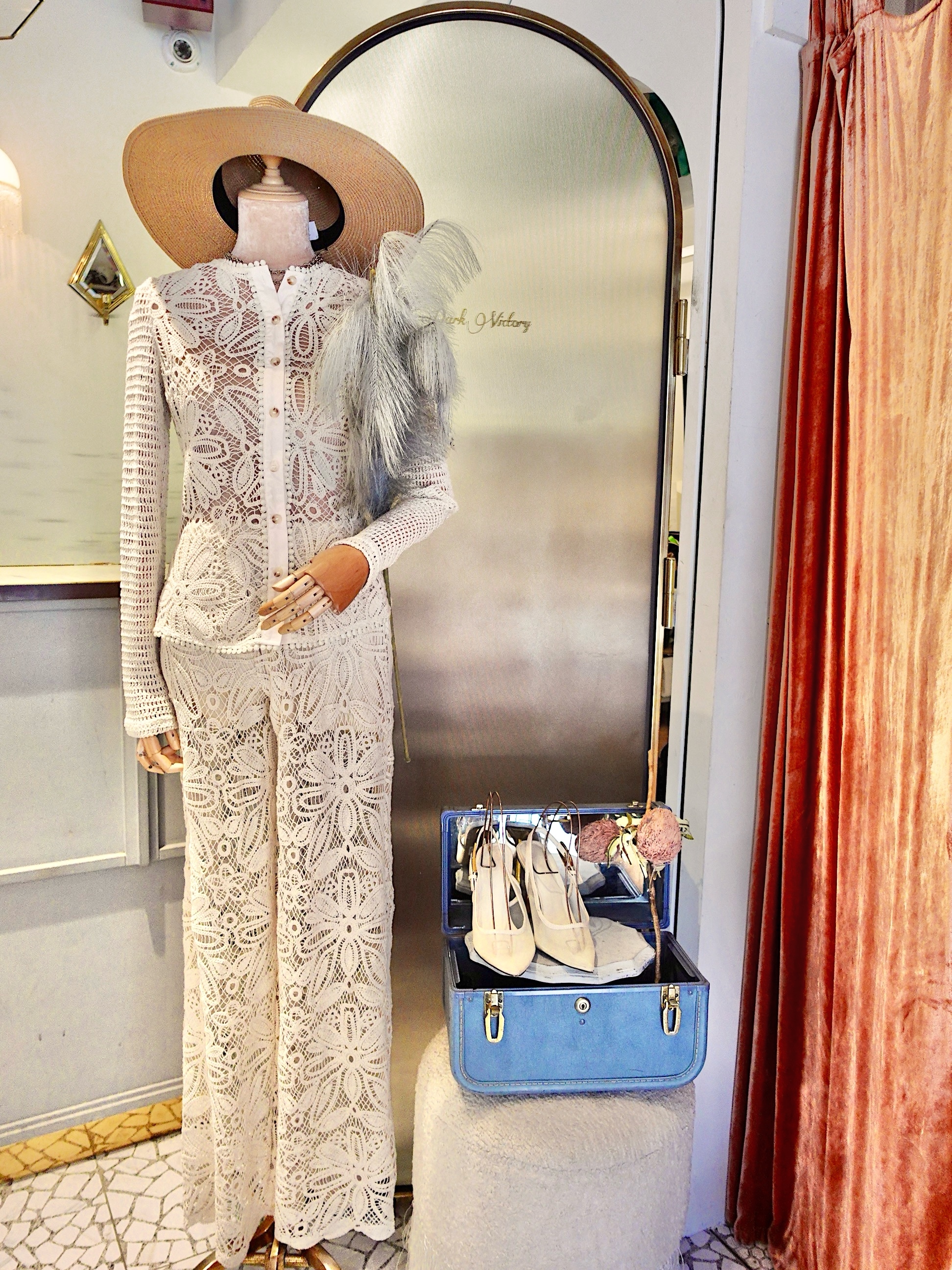 Beige杏白色鈎洞花卉針織襯衫上衣+ 高腰長寬褲套裝