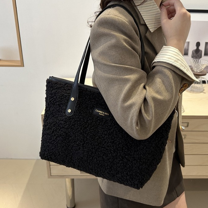 Fuzzy Large-Capacity Tote Bag