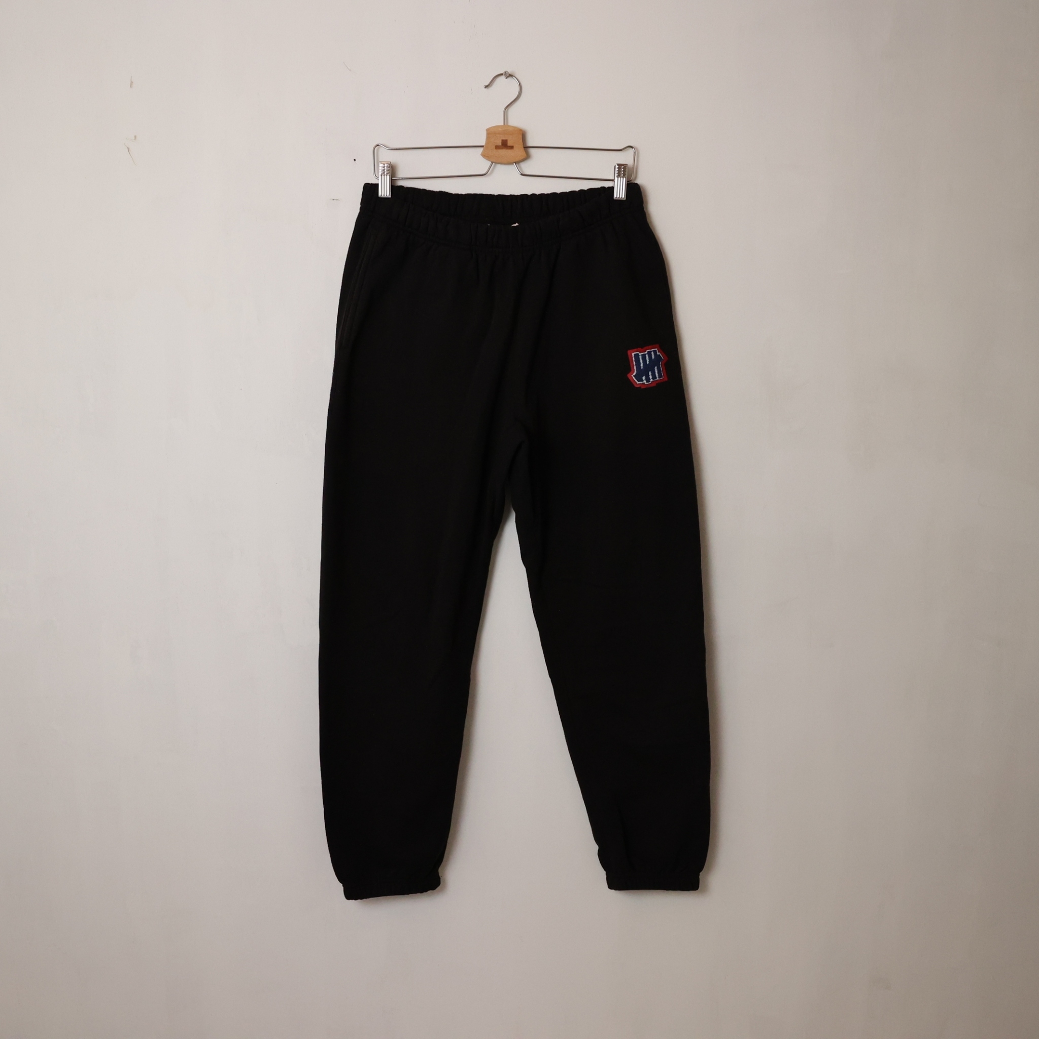 Undefeated Stitch-Logo Sweat Pants SIZE M