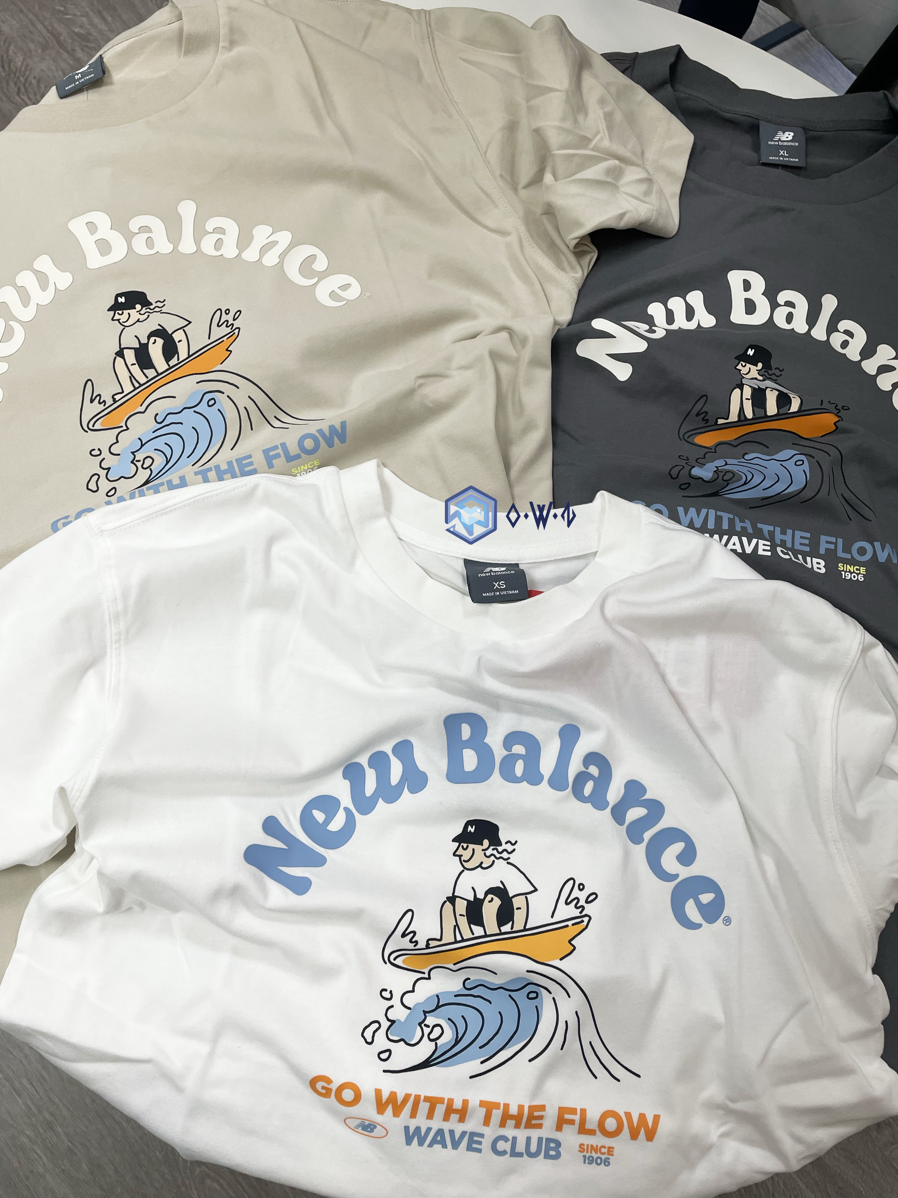 【OWN】New Balance NBBOY 短袖上衣 IU 著用款 休閒 造型 短T 不分男女 炭灰 奶茶 白色 MT51877