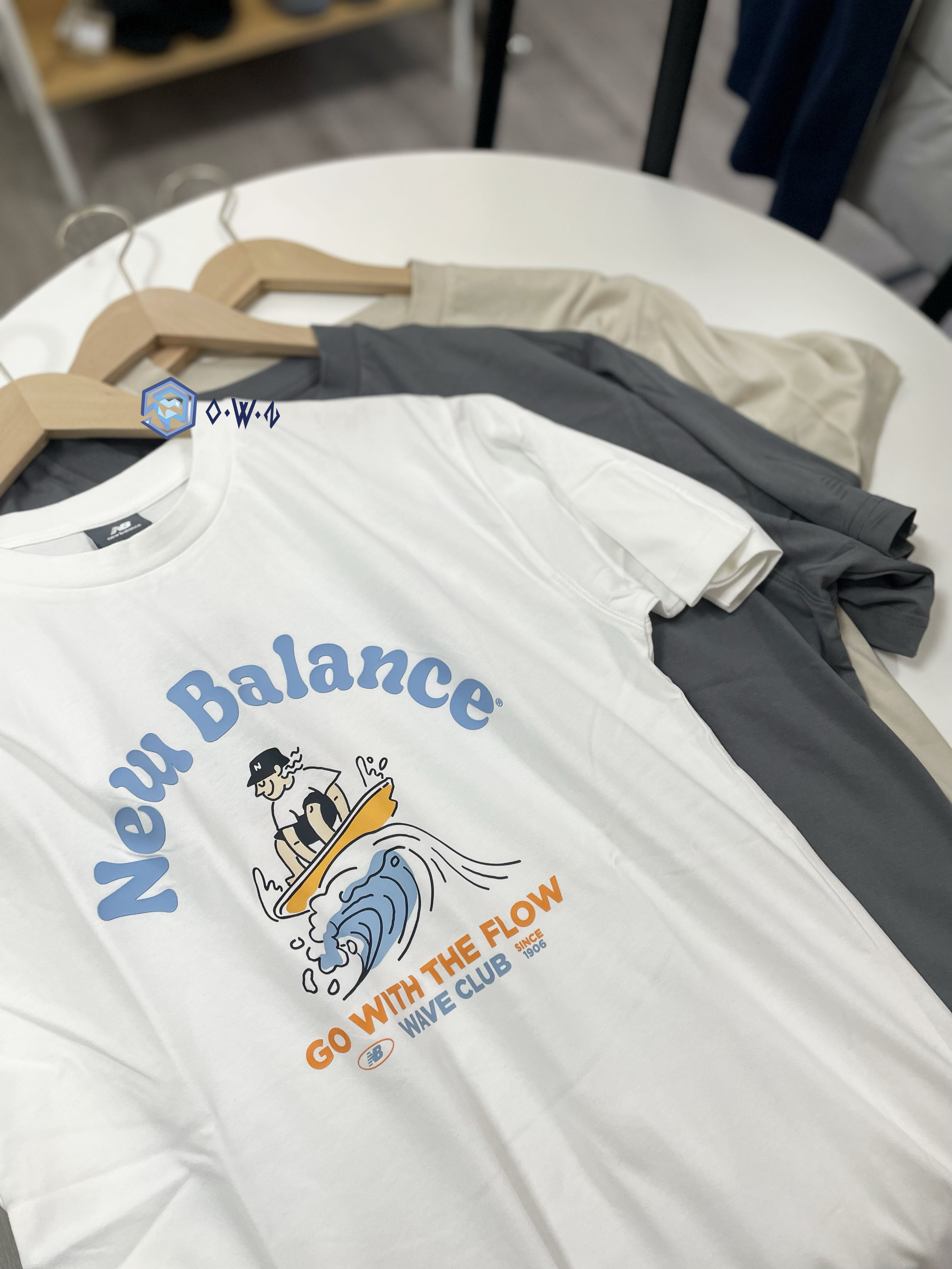 【OWN】New Balance NBBOY 短袖上衣 IU 著用款 休閒 造型 短T 不分男女 炭灰 奶茶 白色 MT51877