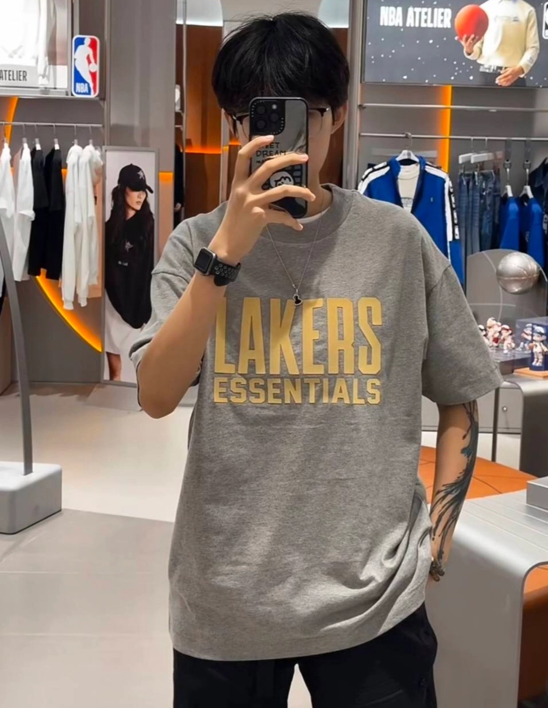 FOG Essentials x NBA SS25 湖人聯名 暖灰短袖Tee 男女同款