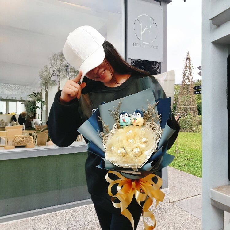 女孩草地戶外拿花束,2隻企鵝11朵金莎乾燥花蕾絲花束,深藍色包裝,