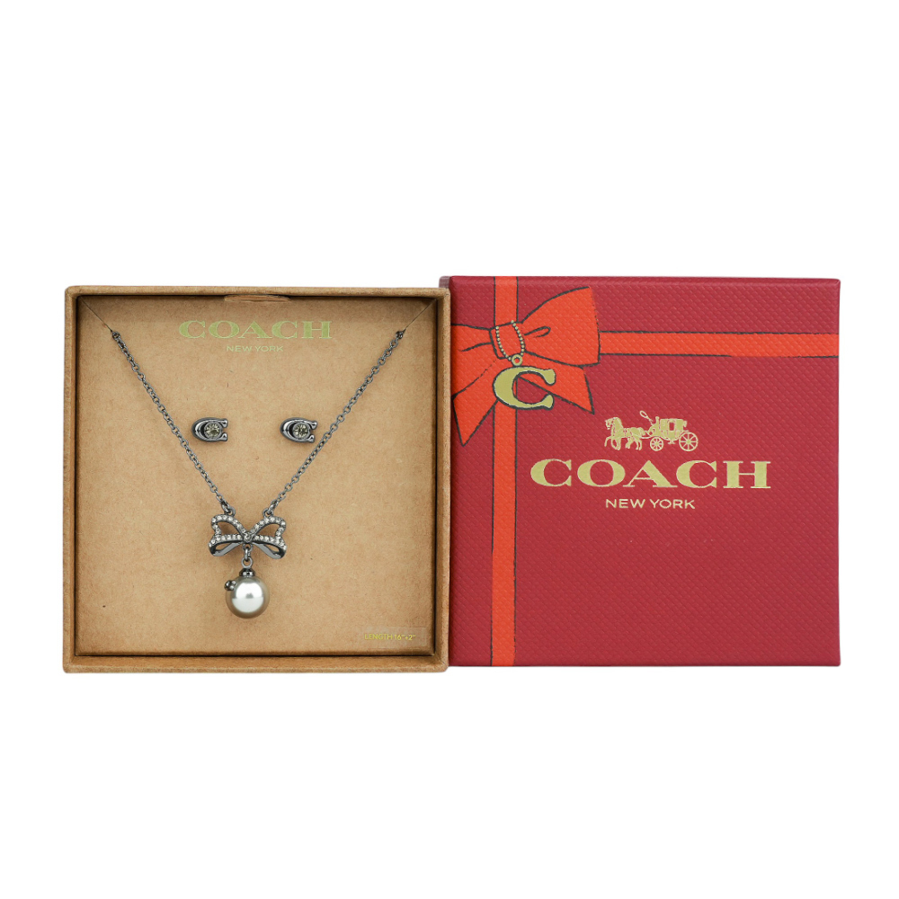 【COACH】C Logo 玻璃珍珠針式耳環+玻璃珍珠蝴蝶結項鍊飾品禮盒(赤鐵色)CY111 XGI