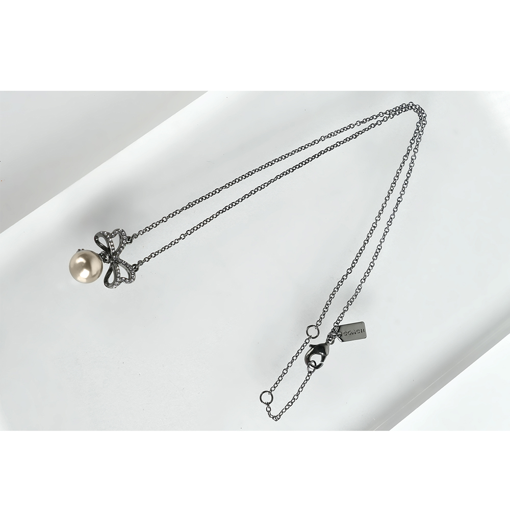 【COACH】C Logo 玻璃珍珠針式耳環+玻璃珍珠蝴蝶結項鍊飾品禮盒(赤鐵色)CY111 XGI