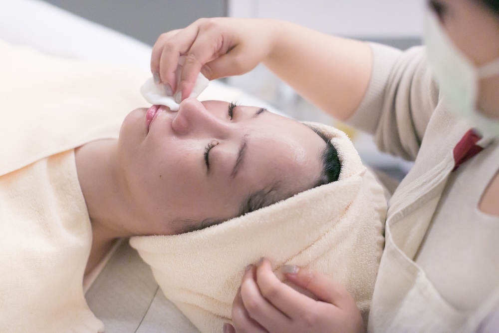 方法 1：定期做臉手工清粉刺