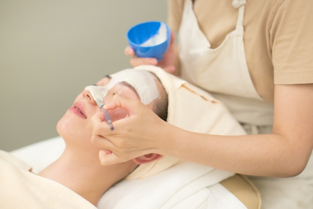 方法 1：定期做臉手工清粉刺