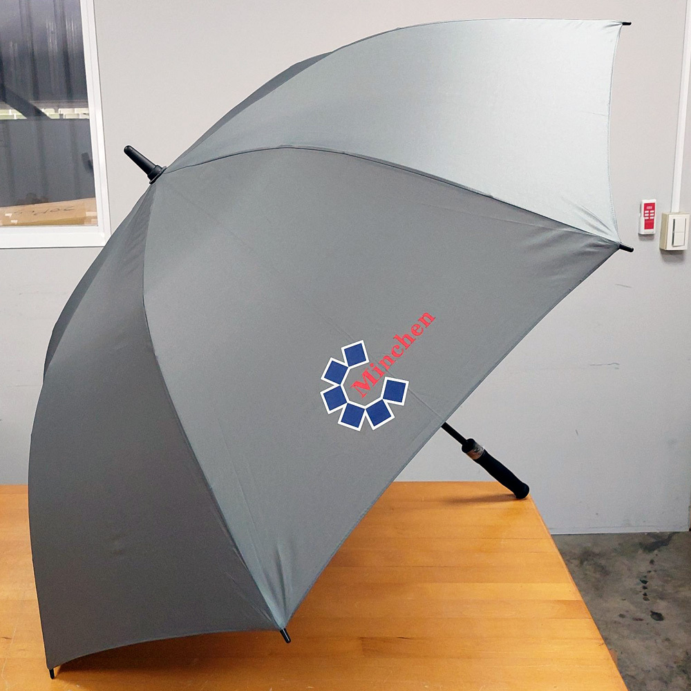 台灣專業齒輪設計製造商特別訂製的30寸8骨高爾夫球傘，使用全FRP材質結構，具備高耐風性與耐用性。中座式一按鍵自動開設計，搭配網版印刷企業LOGO，是企業形象展示與戶外活動的理想選擇。專為大型品牌及活動需求量身訂做，展現品質與實用兼具的客製雨傘產品。